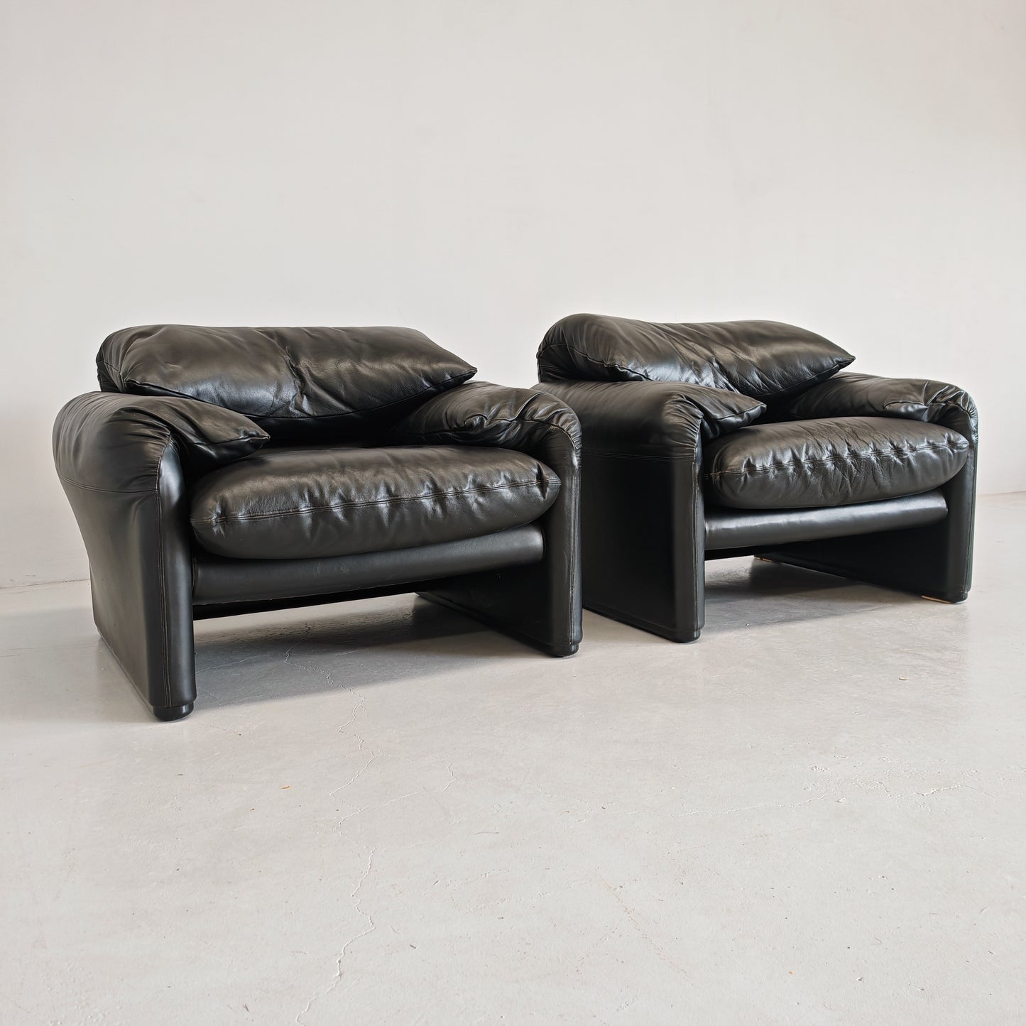 Poltrone design in pelle nera modello Maralunga anni 80
