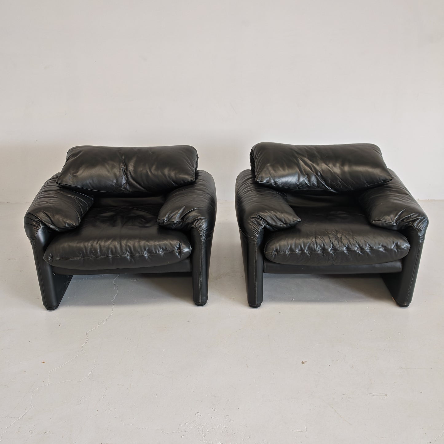 Poltrone design in pelle nera modello Maralunga anni 80