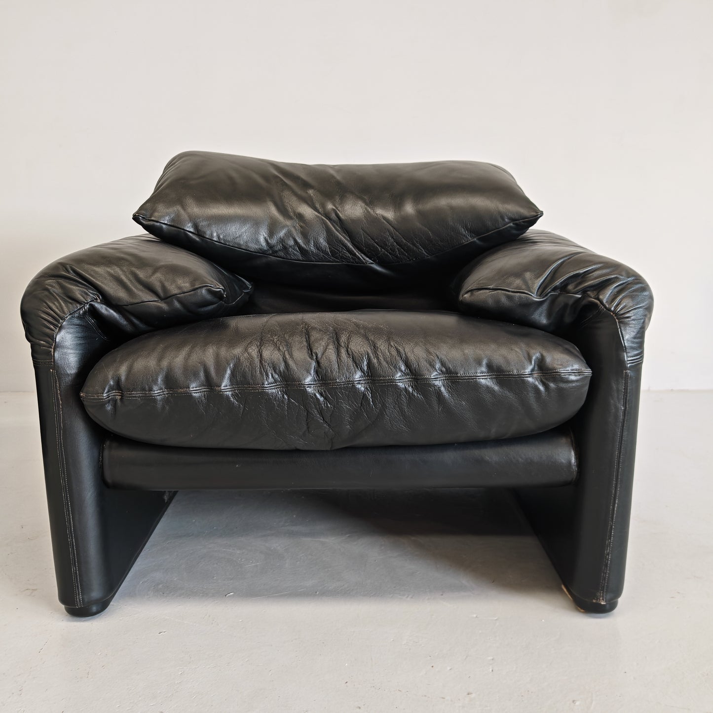 Poltrone design in pelle nera modello Maralunga anni 80