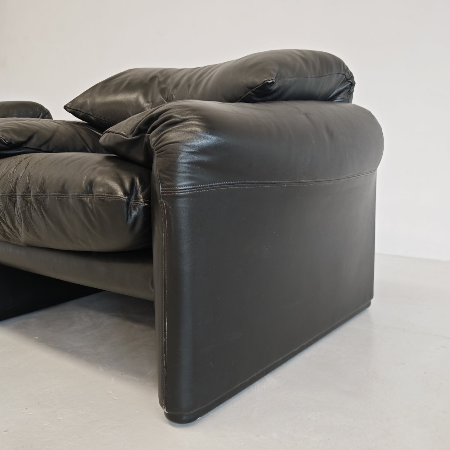 Poltrone design in pelle nera modello Maralunga anni 80