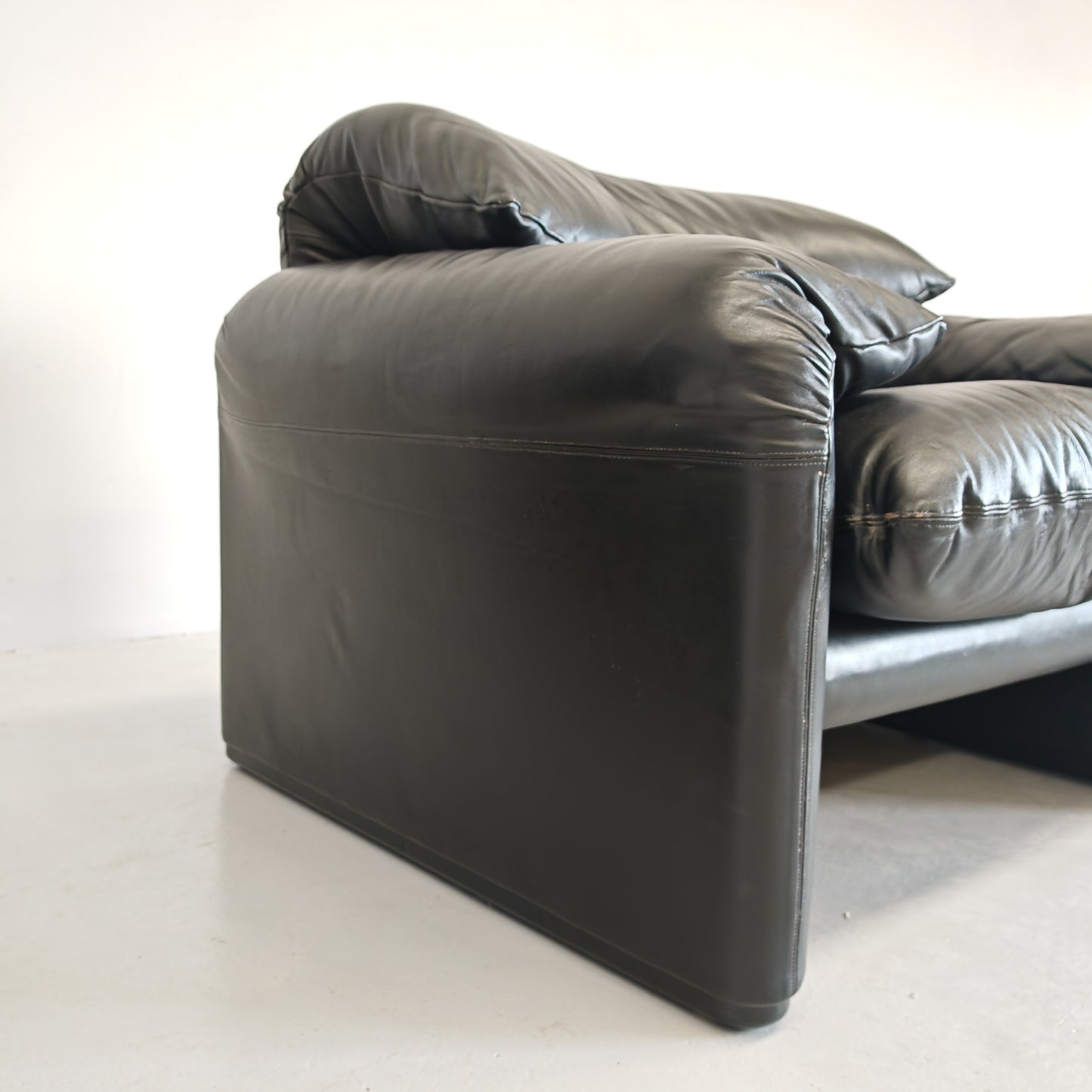 Poltrone design in pelle nera modello Maralunga anni 80