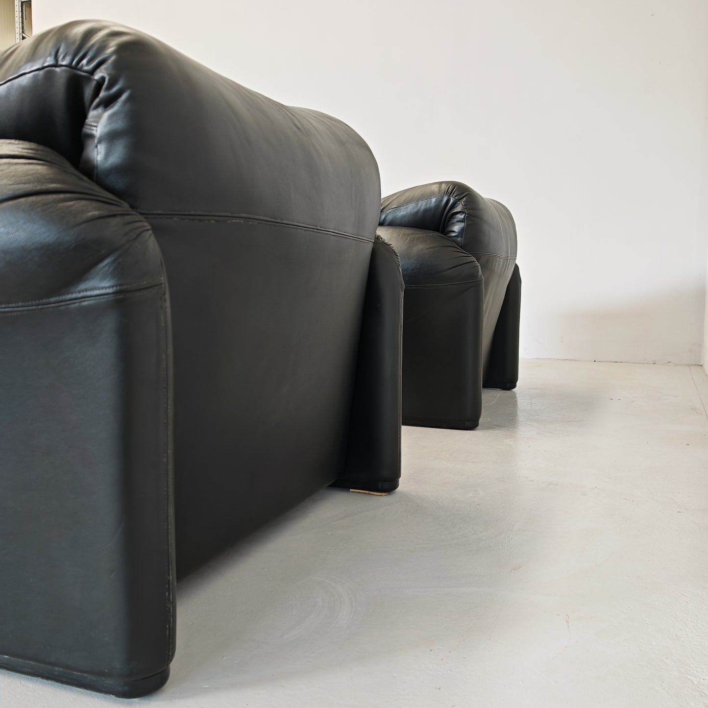 Poltrone design in pelle nera modello Maralunga anni 80