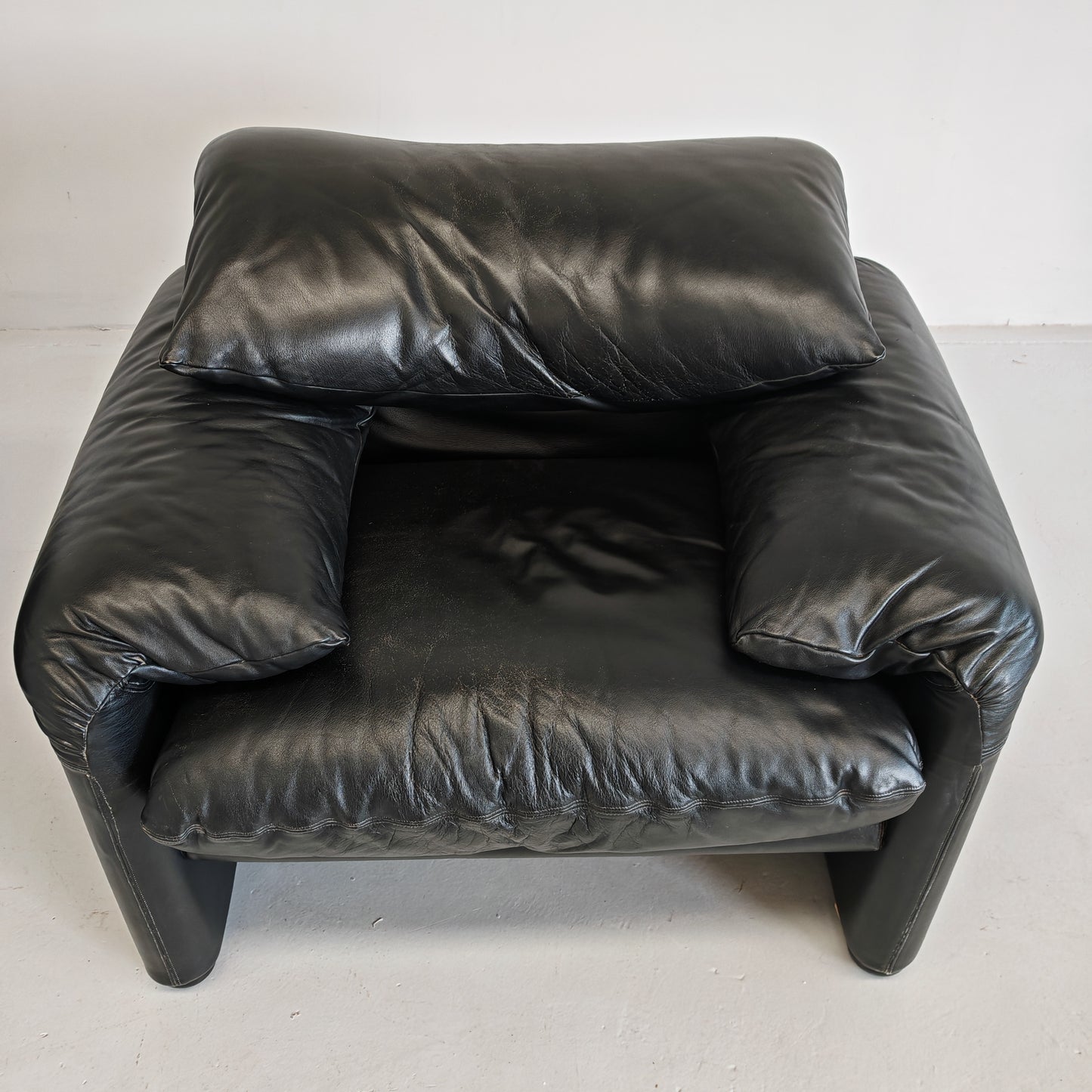 Poltrone design in pelle nera modello Maralunga anni 80