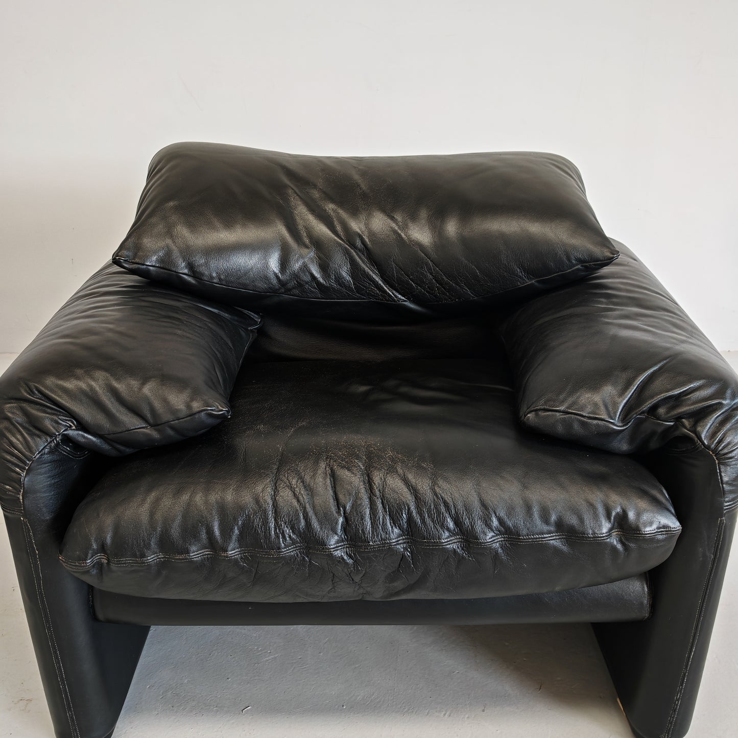 Poltrone design in pelle nera modello Maralunga anni 80