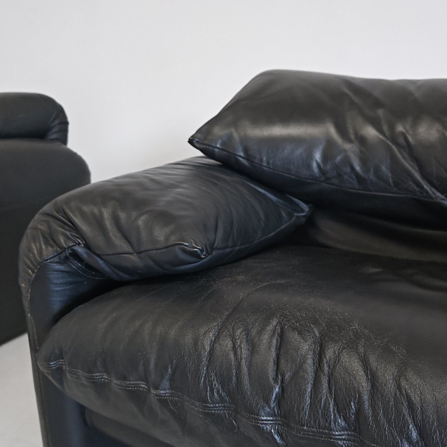 Poltrone design in pelle nera modello Maralunga anni 80
