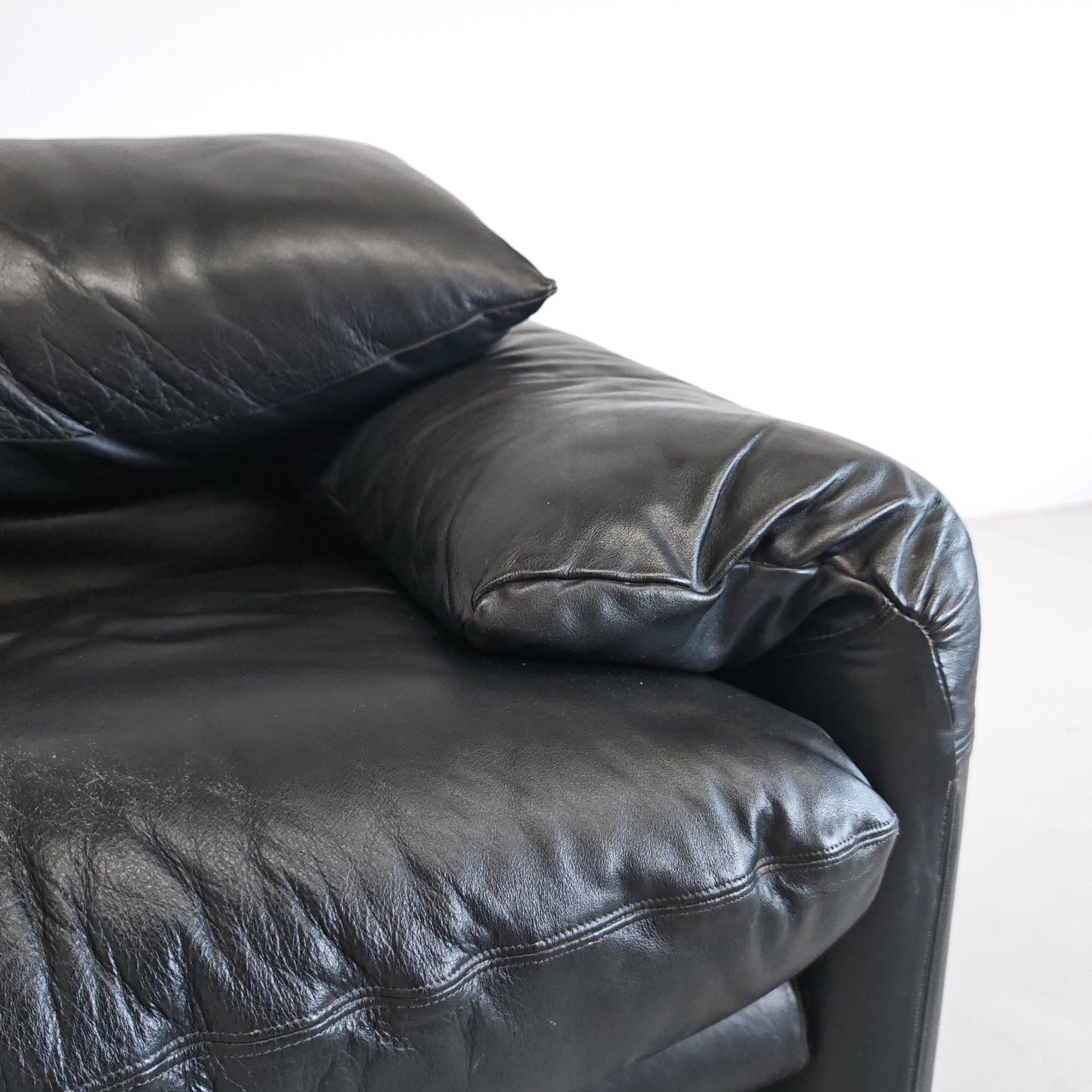 Poltrone design in pelle nera modello Maralunga anni 80