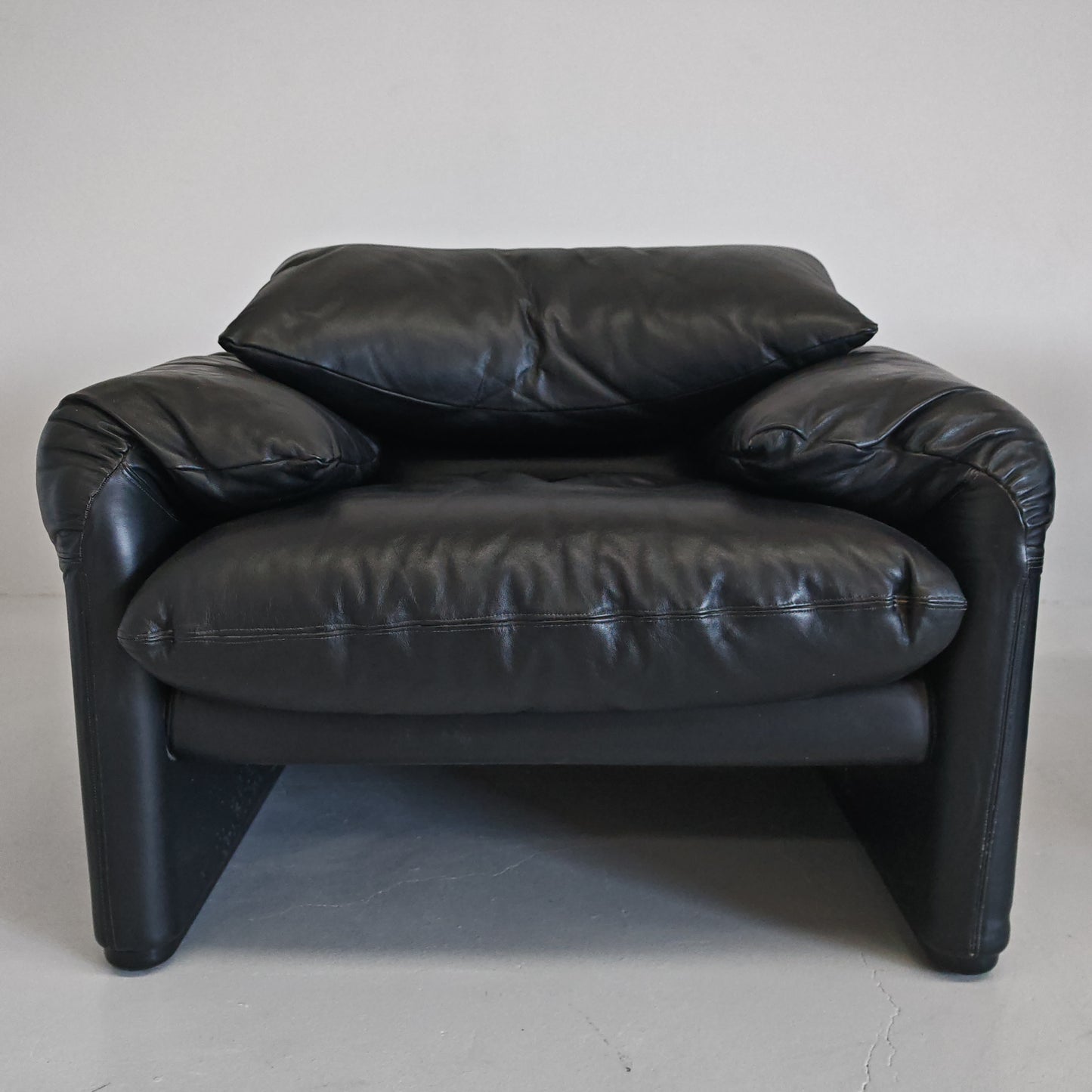 Poltrone design in pelle nera modello Maralunga anni 80