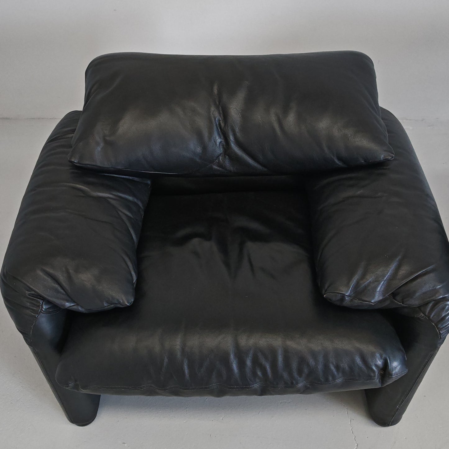 Poltrone design in pelle nera modello Maralunga anni 80