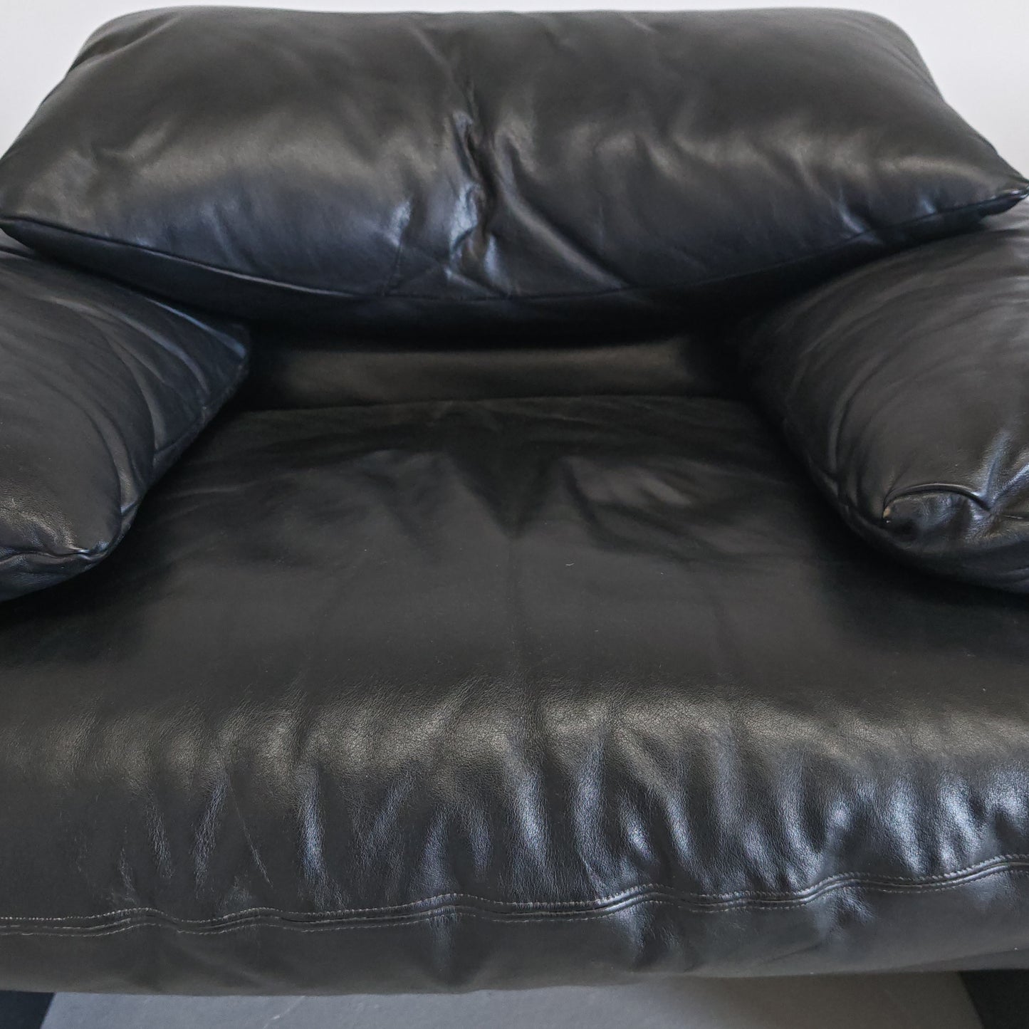 Poltrone design in pelle nera modello Maralunga anni 80