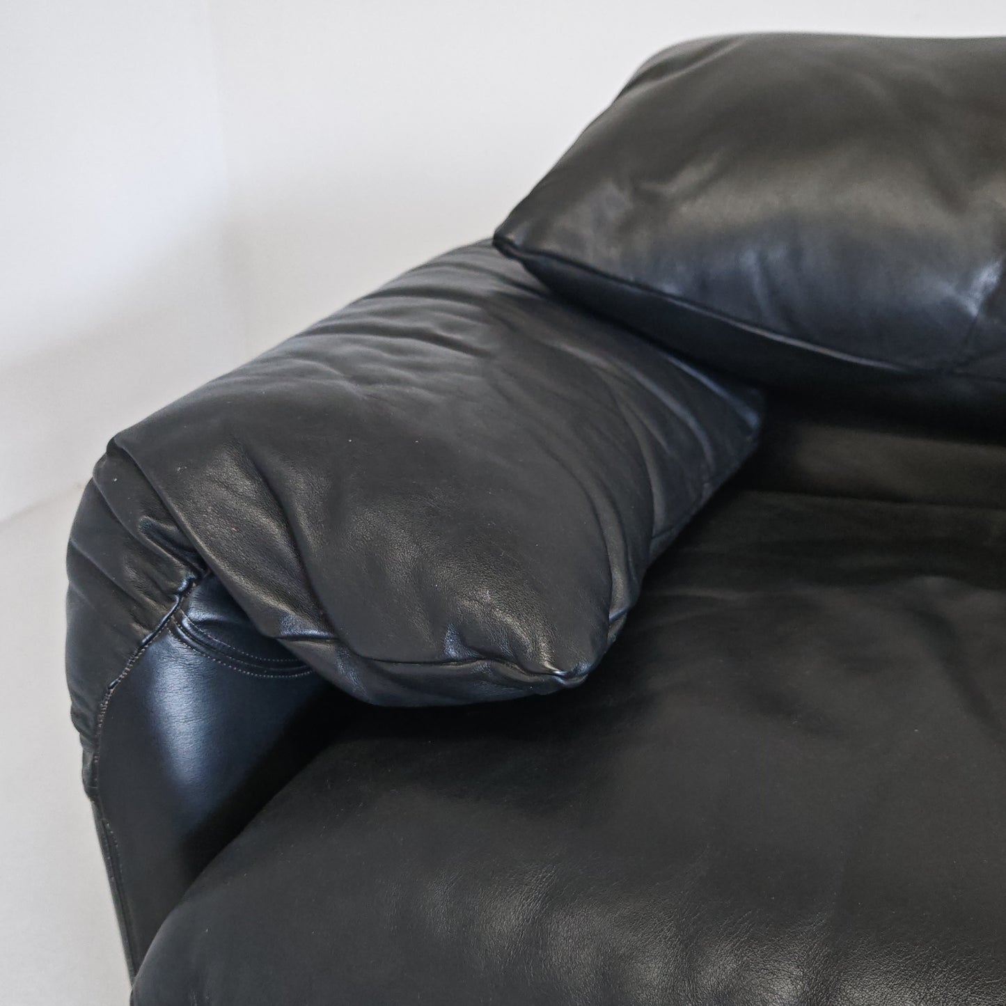 Poltrone design in pelle nera modello Maralunga anni 80