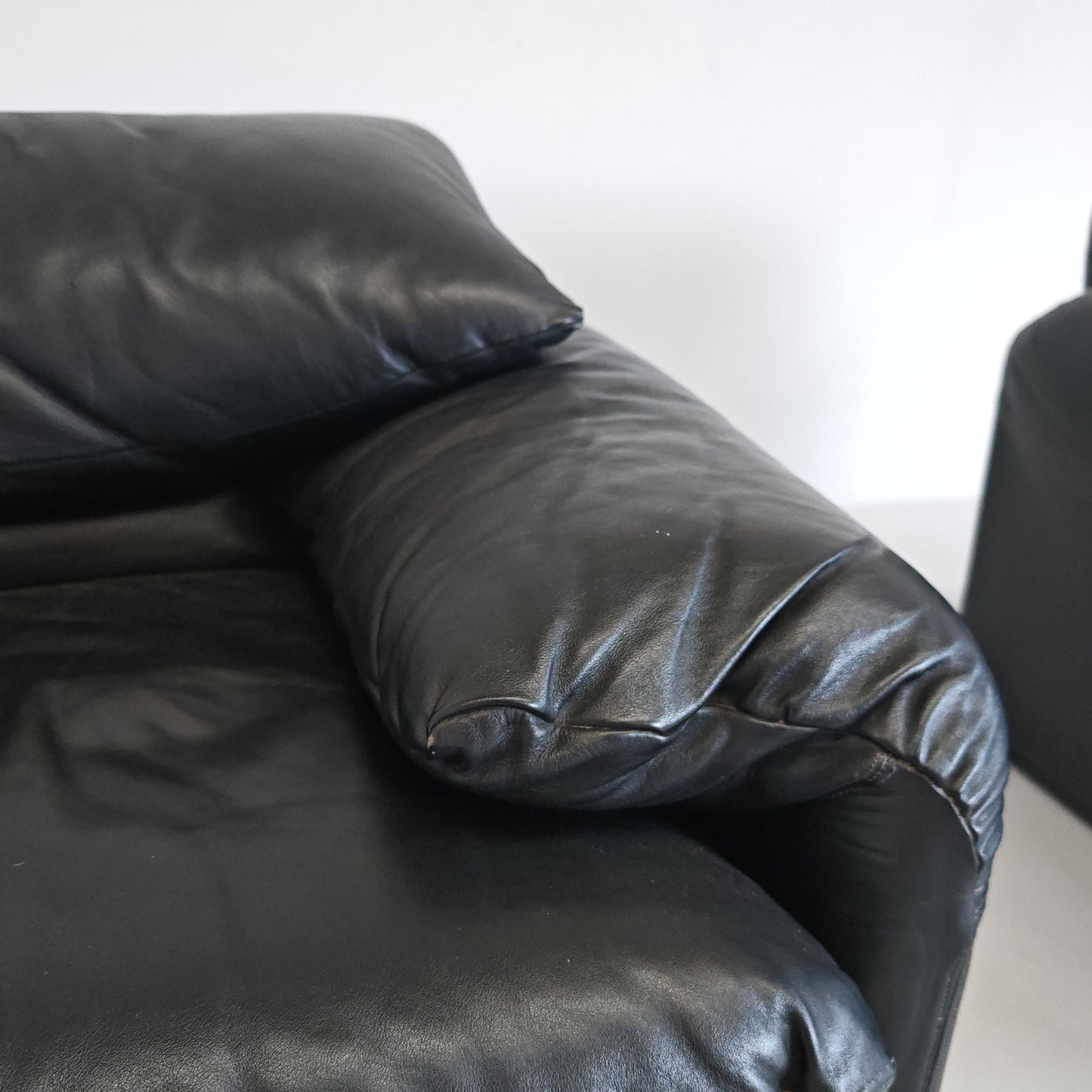 Poltrone design in pelle nera modello Maralunga anni 80