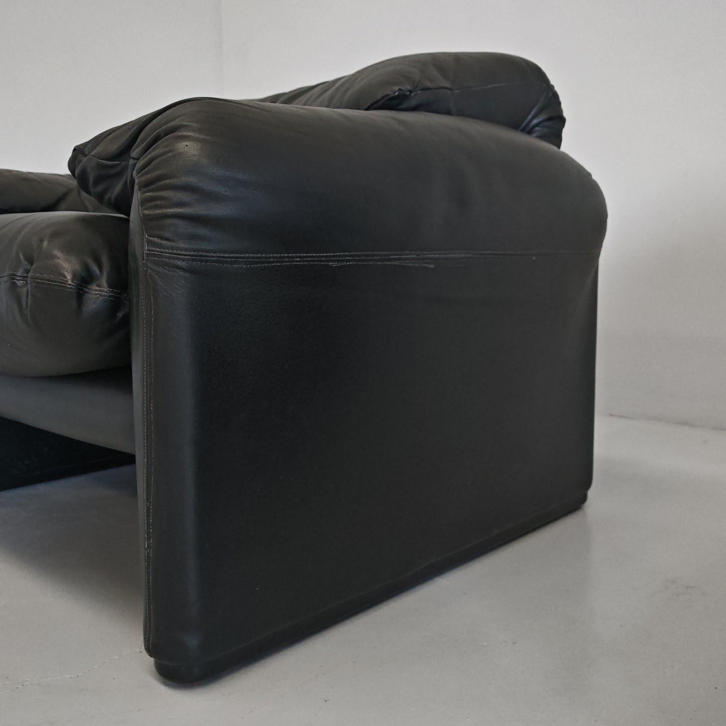 Poltrone design in pelle nera modello Maralunga anni 80