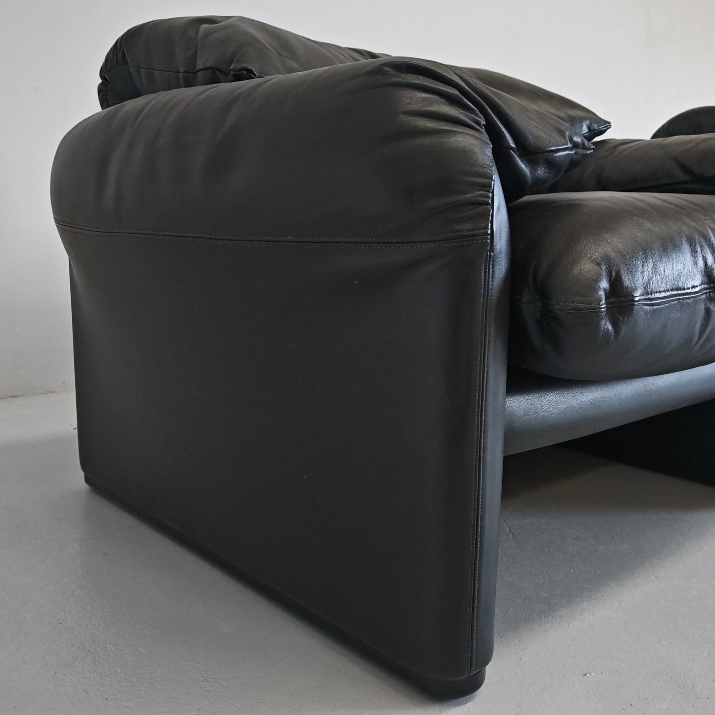 Poltrone design in pelle nera modello Maralunga anni 80