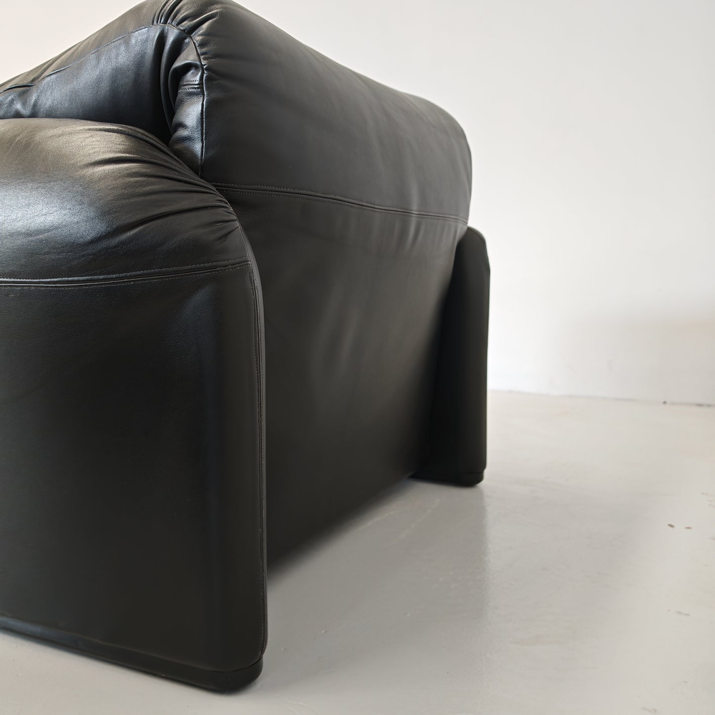 Poltrone design in pelle nera modello Maralunga anni 80