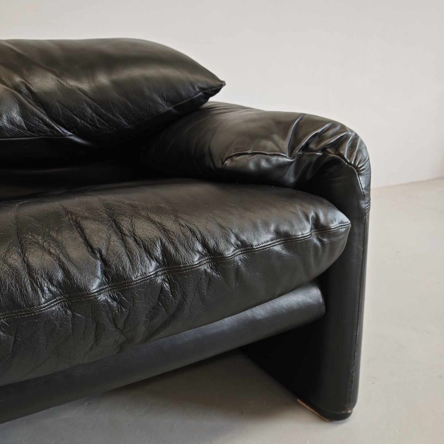 Poltrone design in pelle nera modello Maralunga anni 80