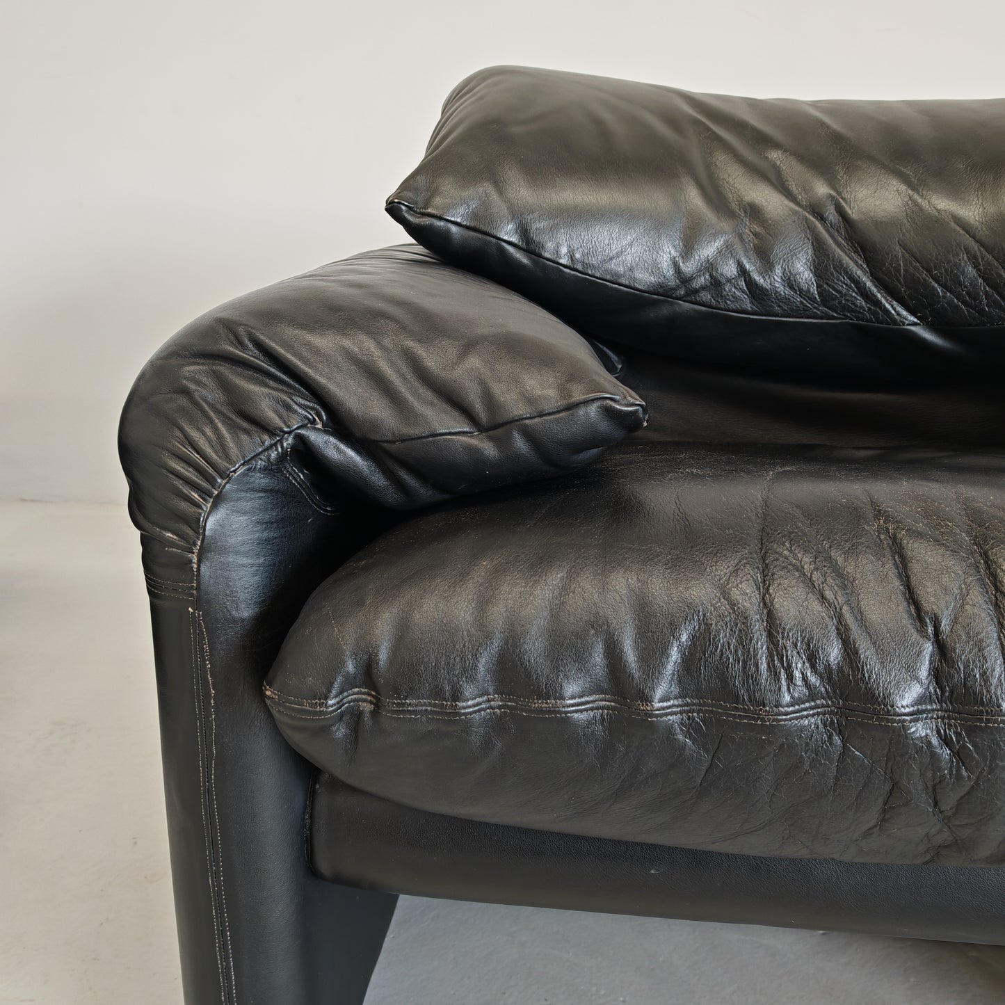 Poltrone design in pelle nera modello Maralunga anni 80