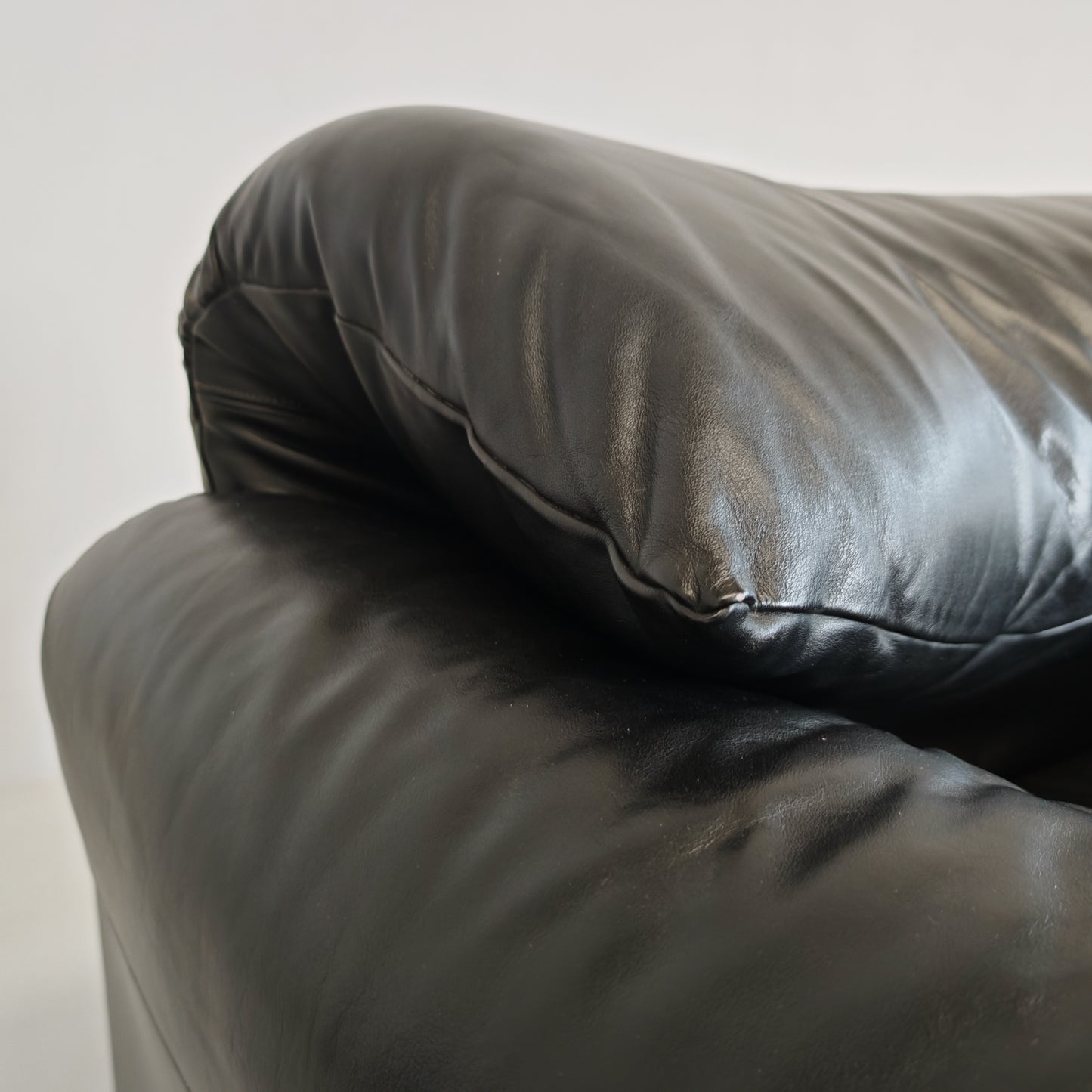 Poltrone design in pelle nera modello Maralunga anni 80
