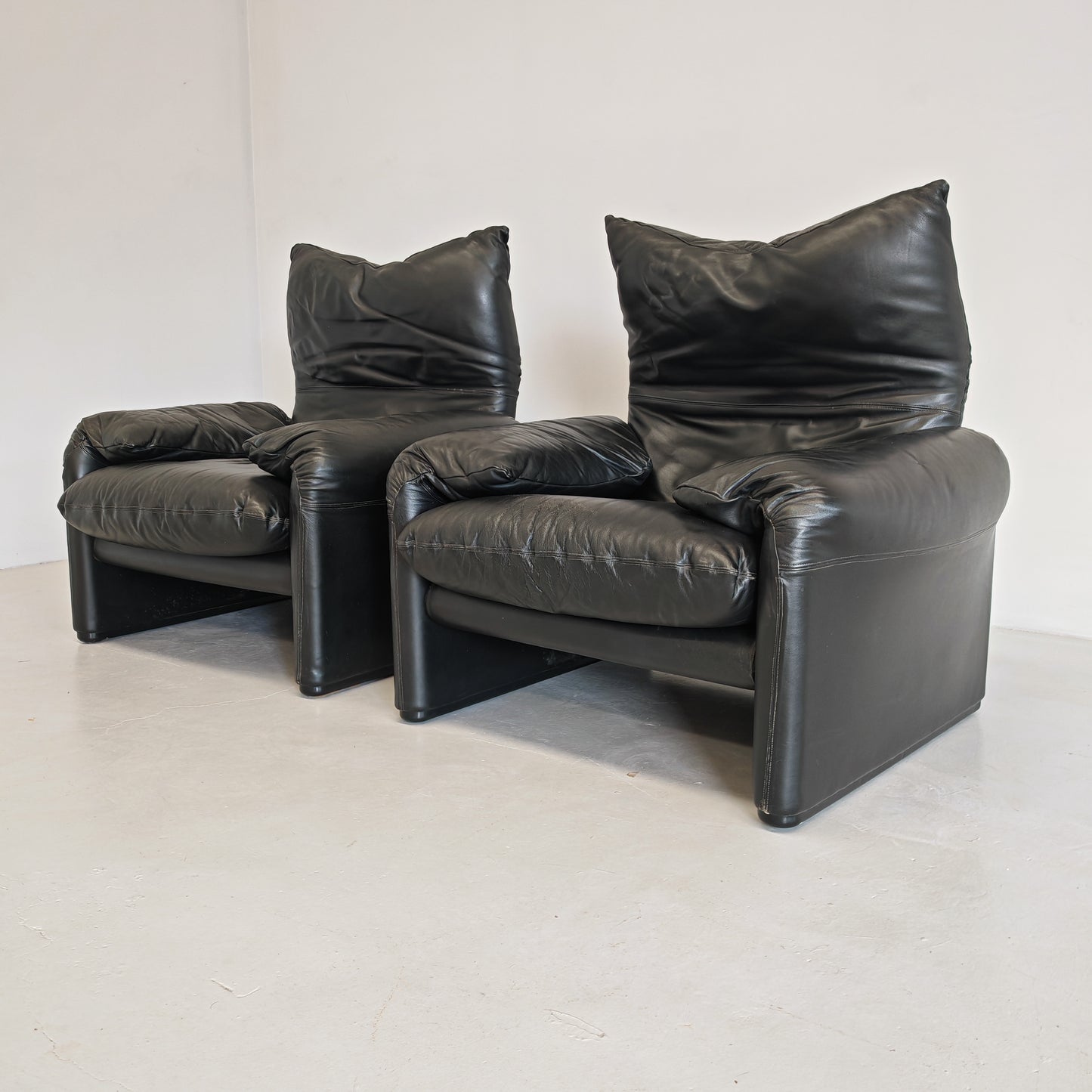Poltrone design in pelle nera modello Maralunga anni 80