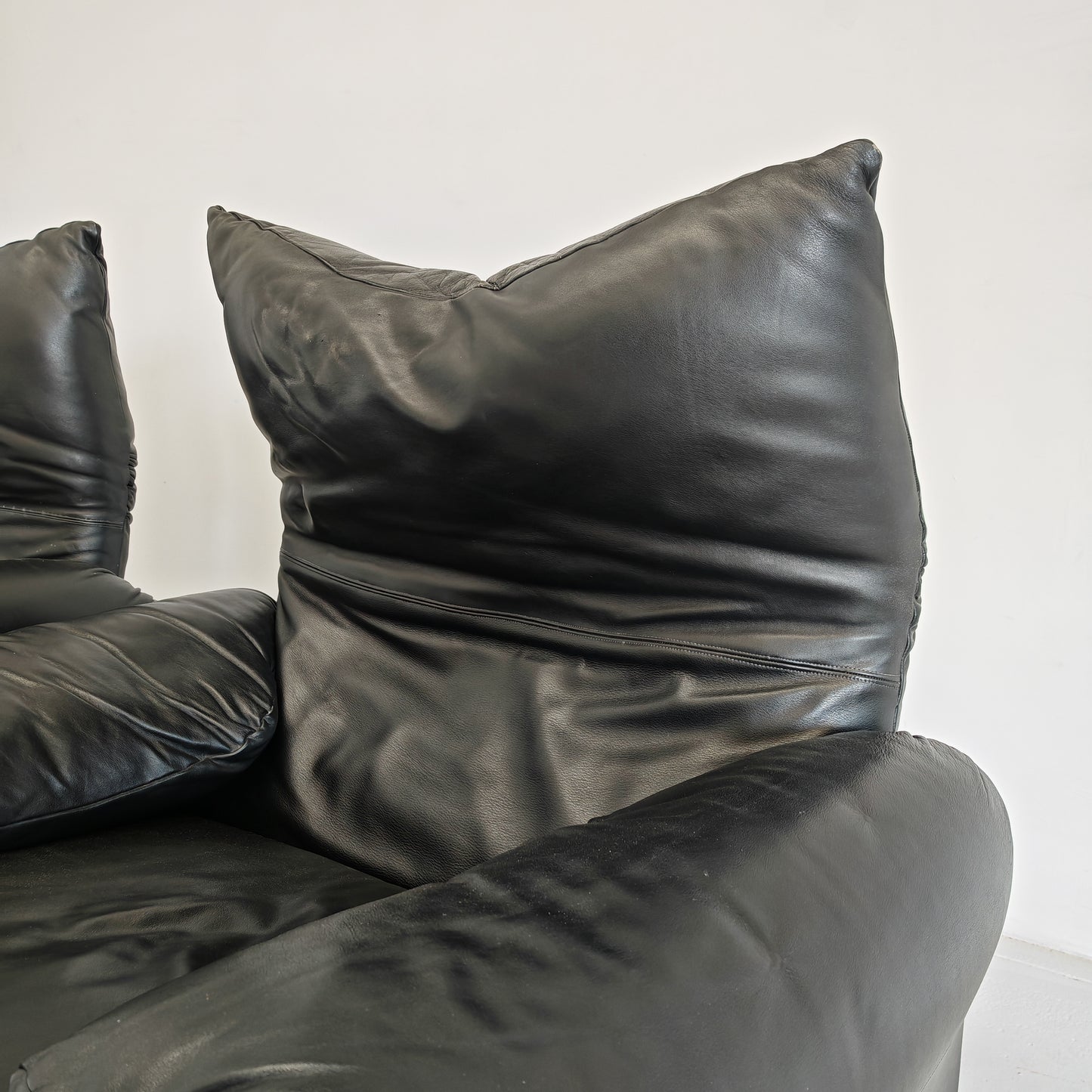 Poltrone design in pelle nera modello Maralunga anni 80