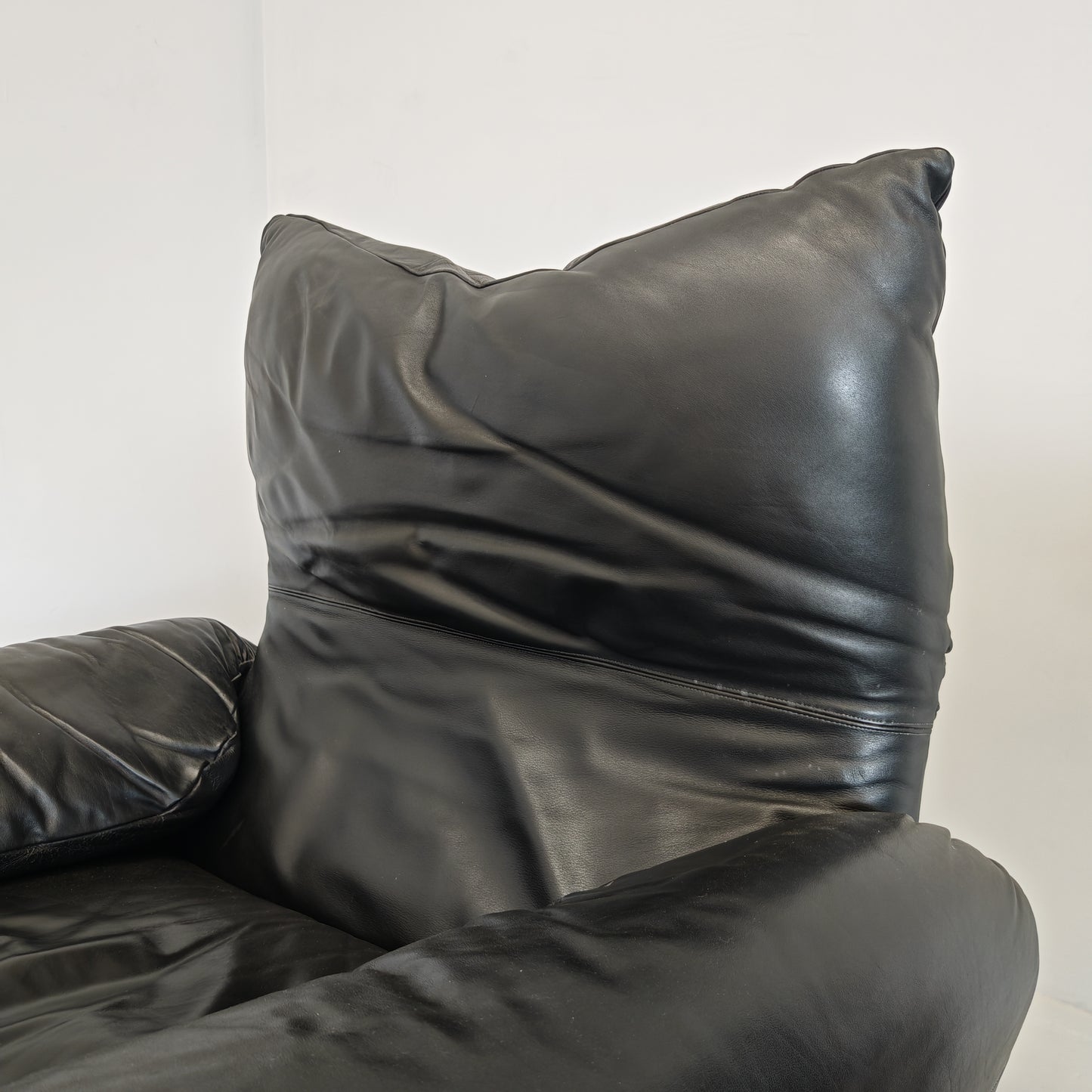 Poltrone design in pelle nera modello Maralunga anni 80