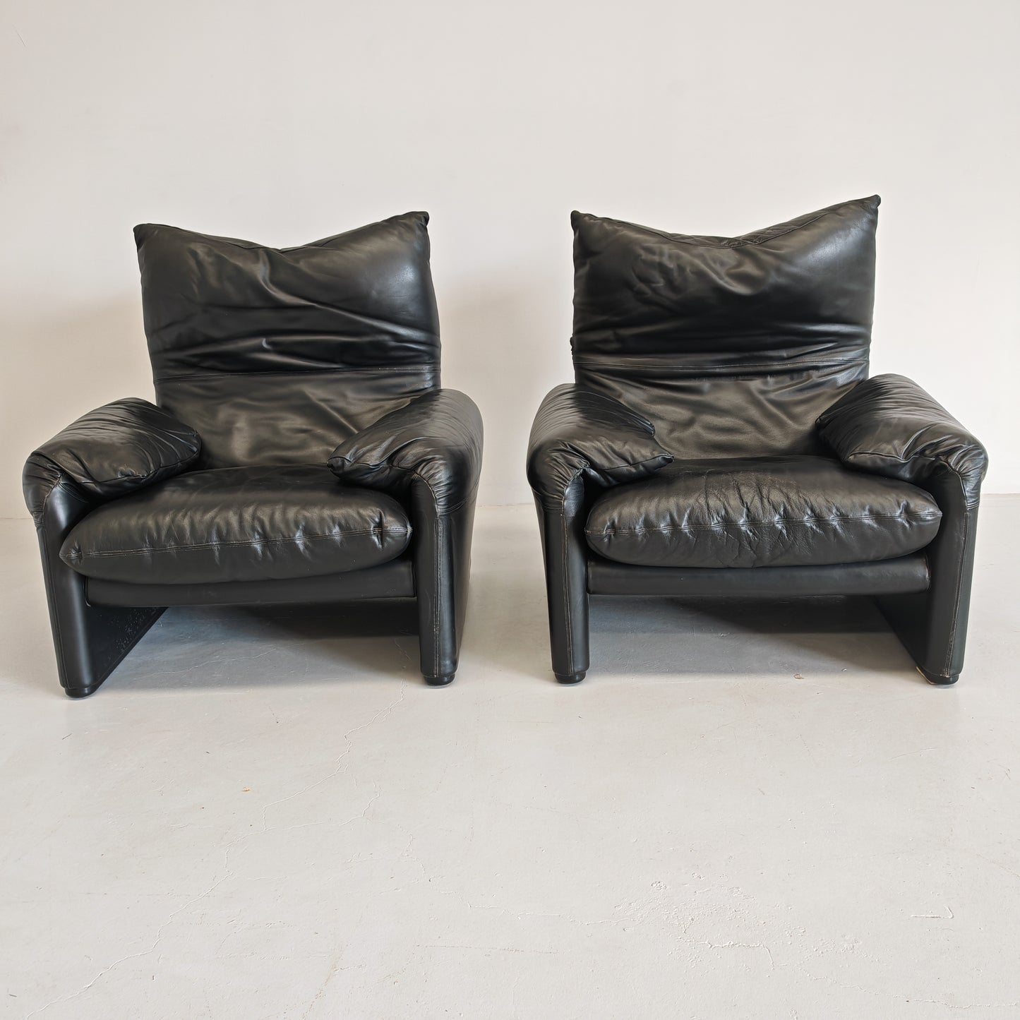 Poltrone design in pelle nera modello Maralunga anni 80