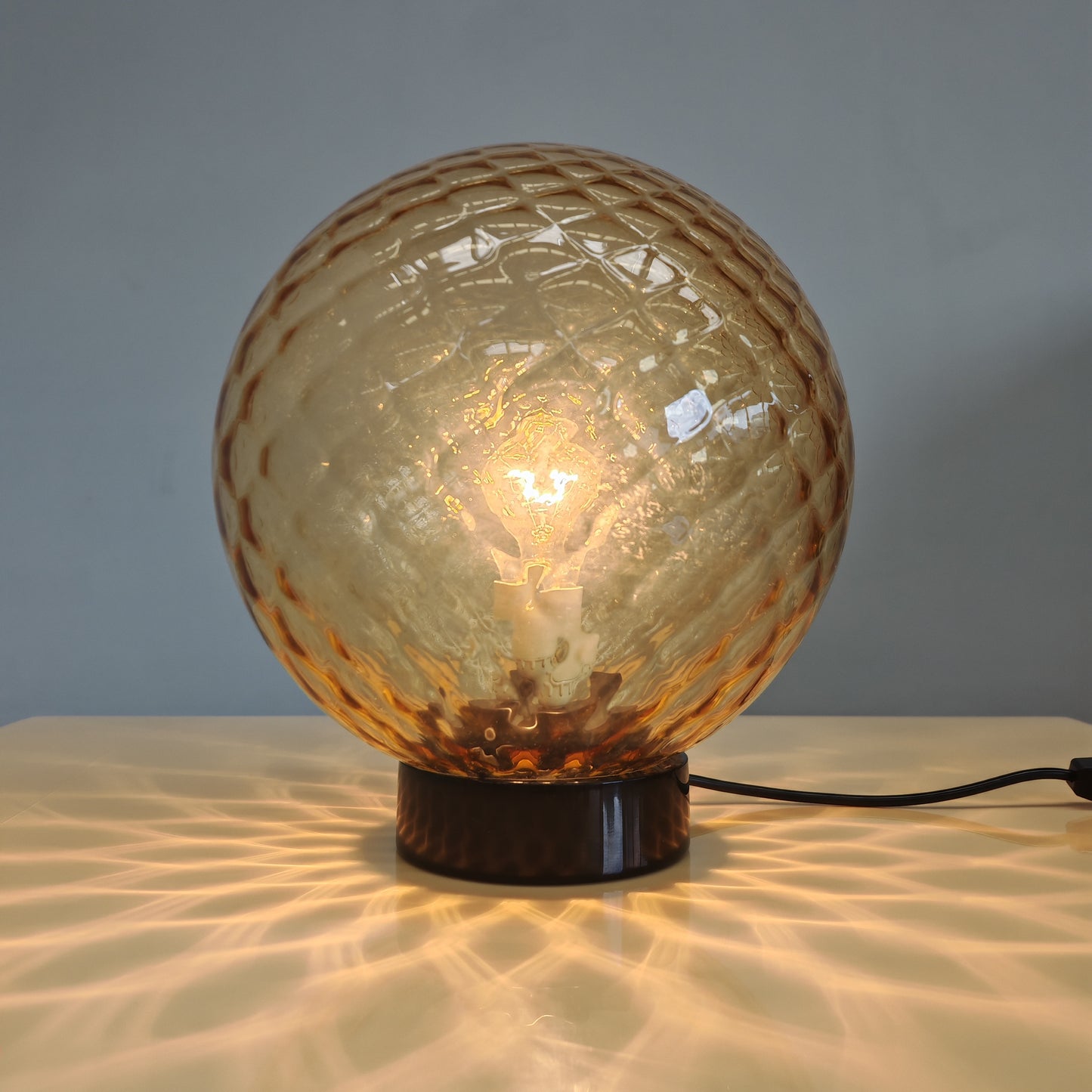 Lampada sfera in vetro ambra stile Balloton Venini anni 70