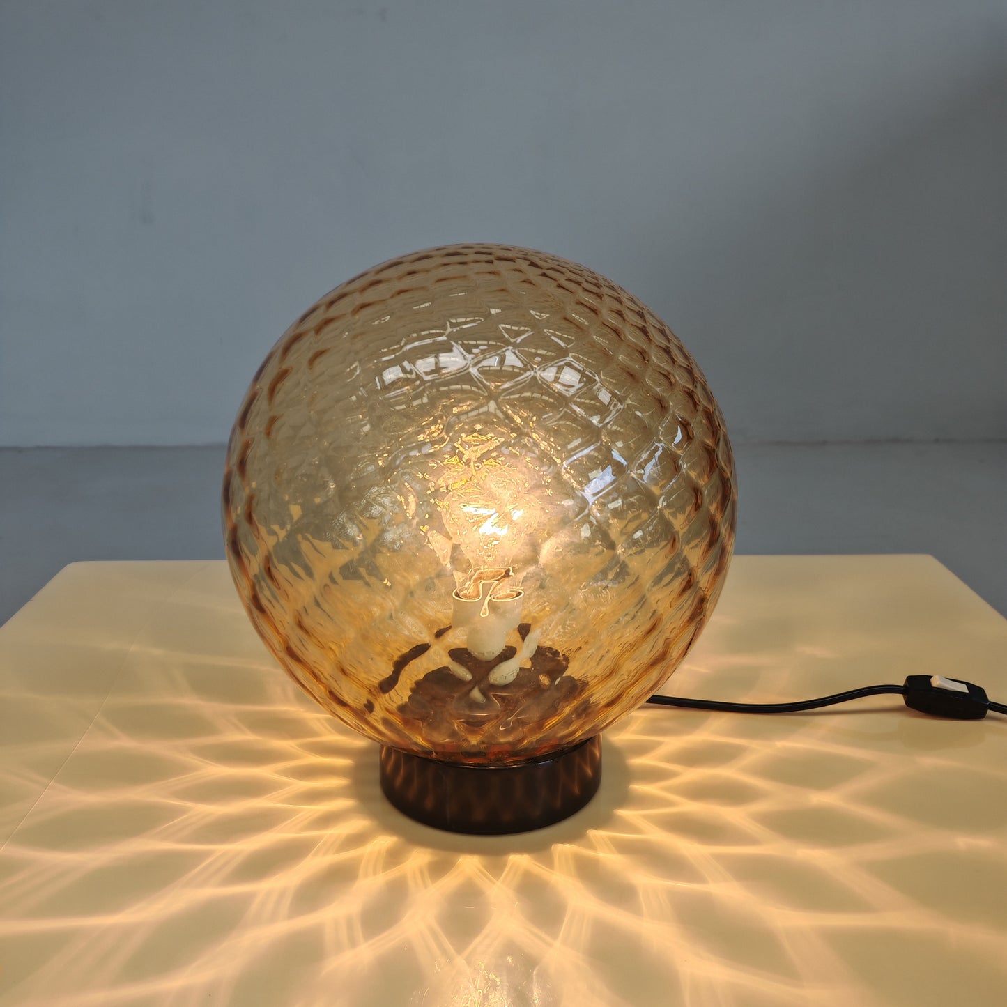 Lampada sfera in vetro ambra stile Balloton Venini anni 70