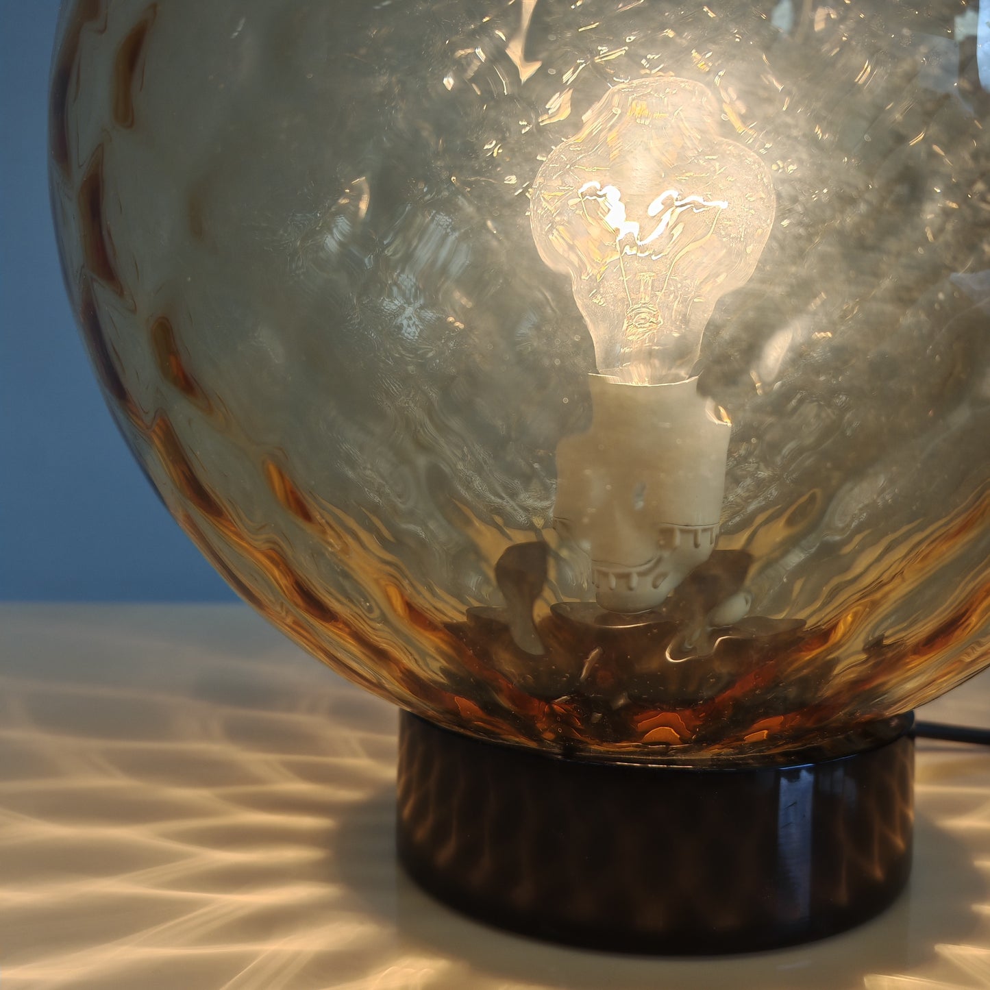 Lampada sfera in vetro ambra stile Balloton Venini anni 70