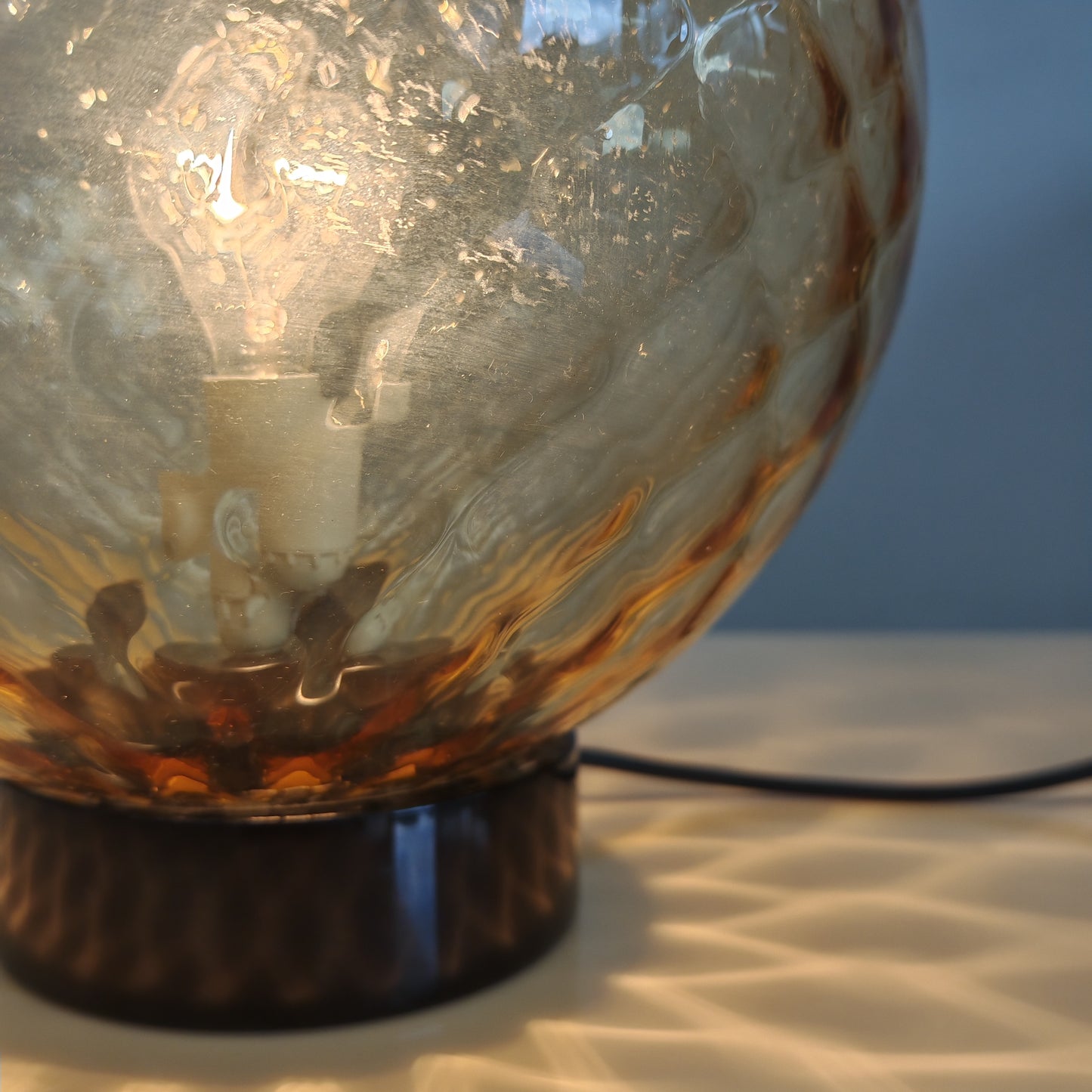 Lampada sfera in vetro ambra stile Balloton Venini anni 70