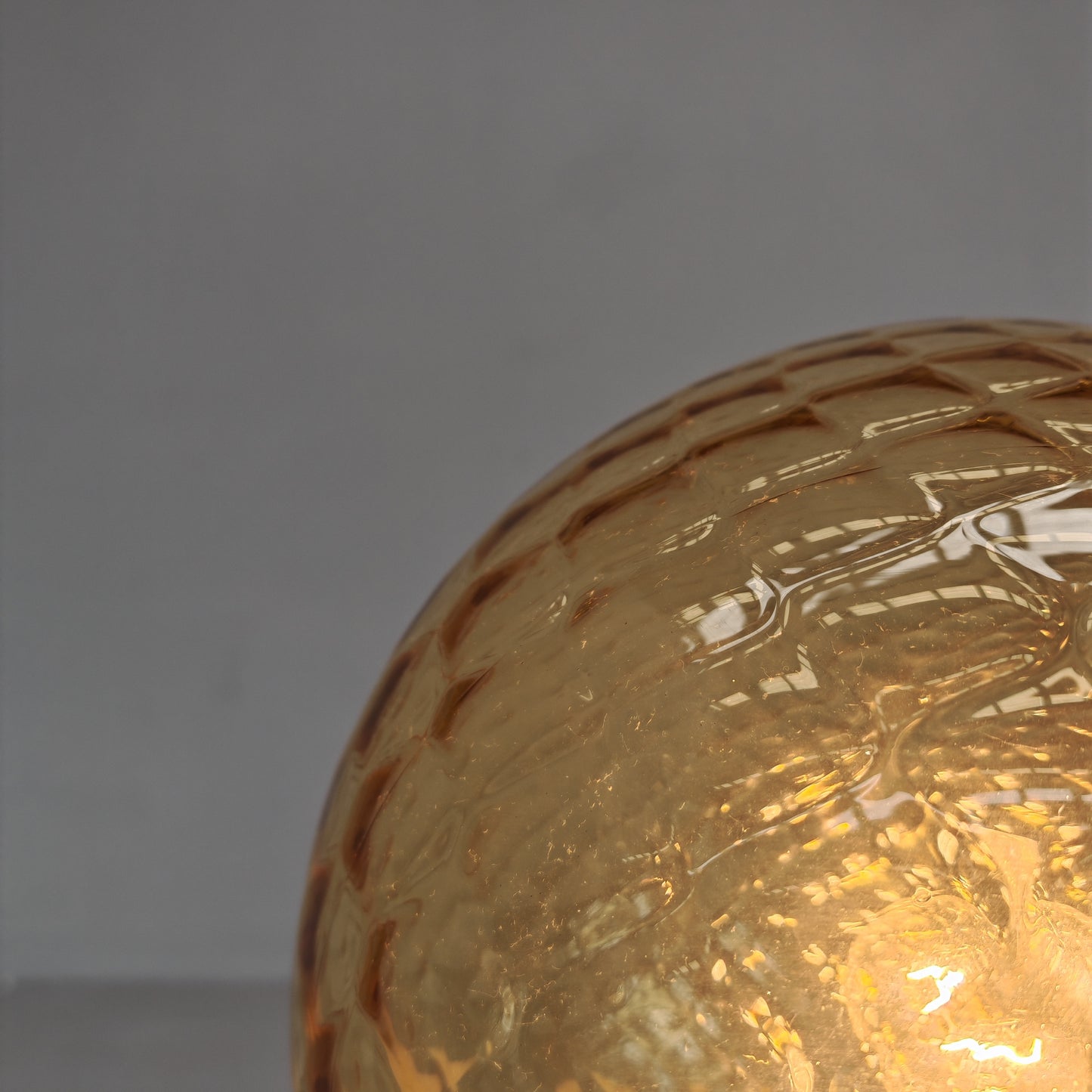 Lampada sfera in vetro ambra stile Balloton Venini anni 70