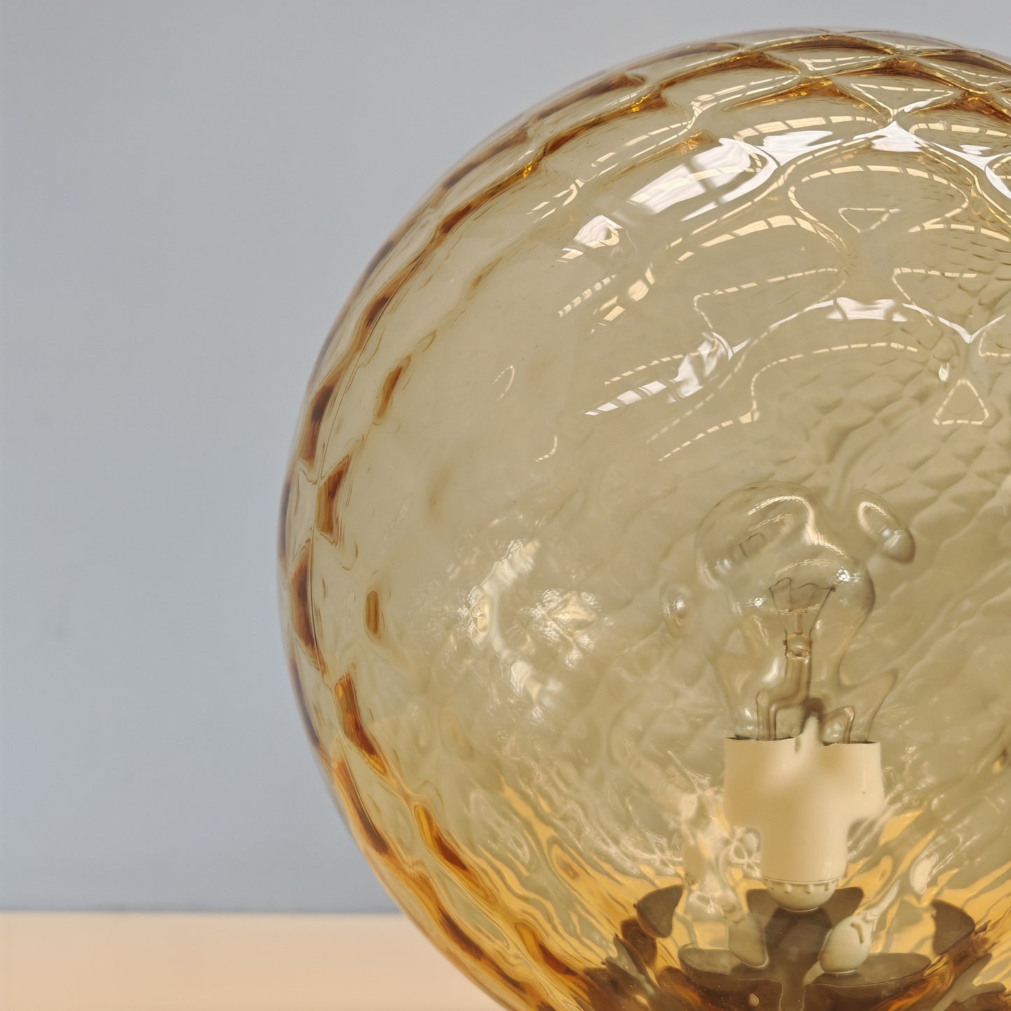 Lampada sfera in vetro ambra stile Balloton Venini anni 70
