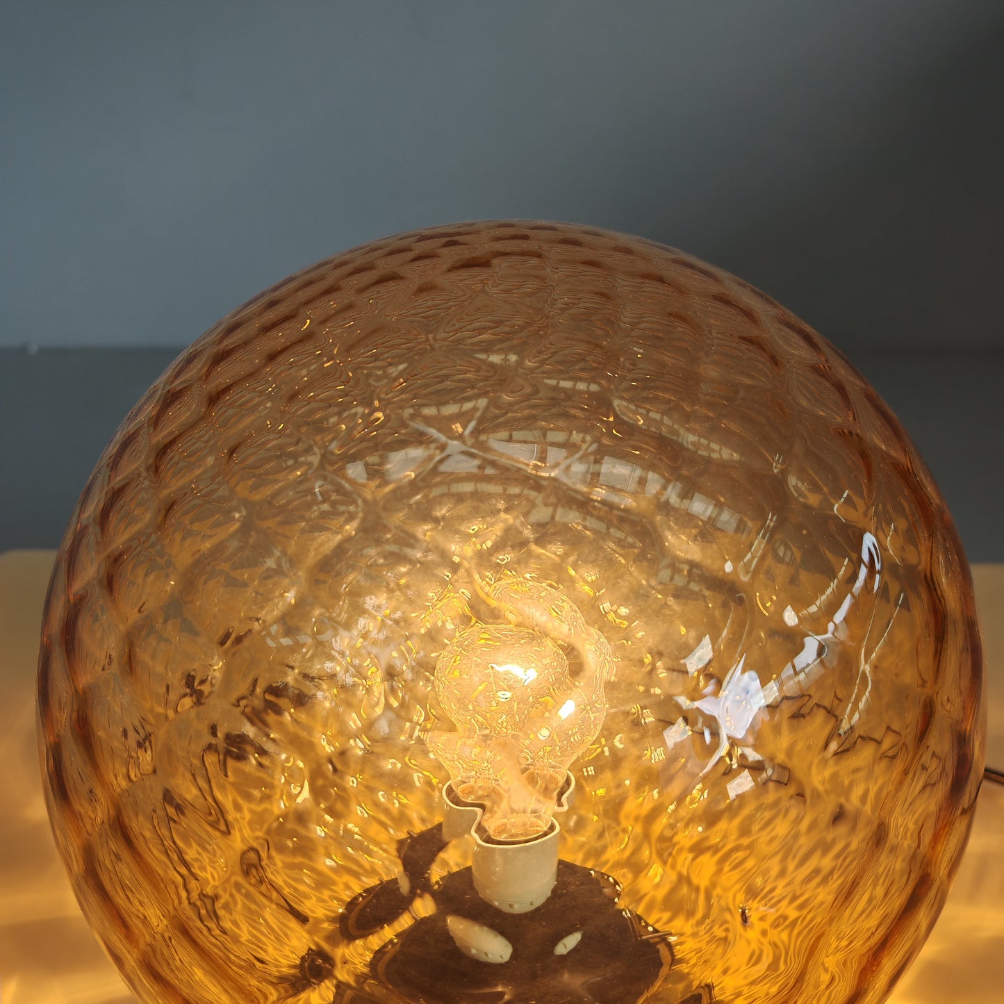 Lampada sfera in vetro ambra stile Balloton Venini anni 70