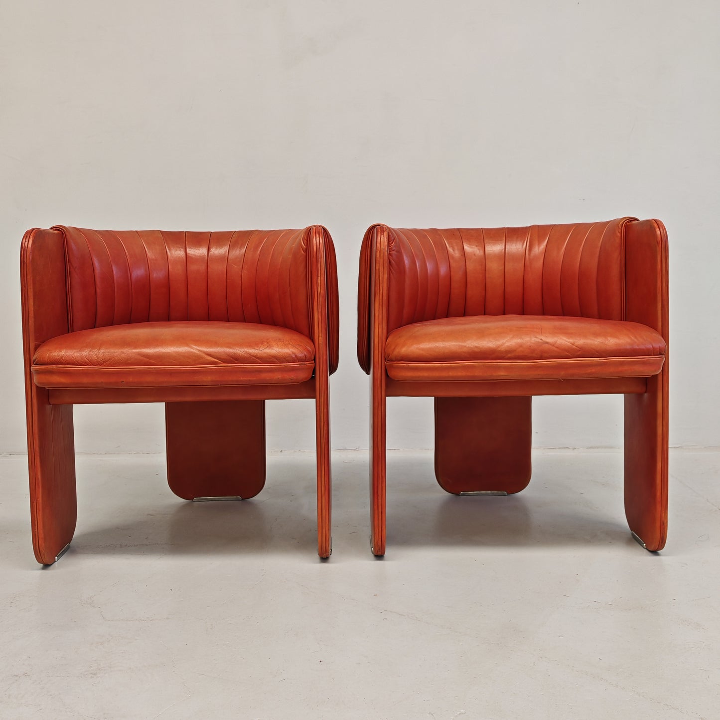 Coppia Poltrone a pozzetto in pelle mod. Dinette, Luigi Massoni per Poltrona Frau anni 70