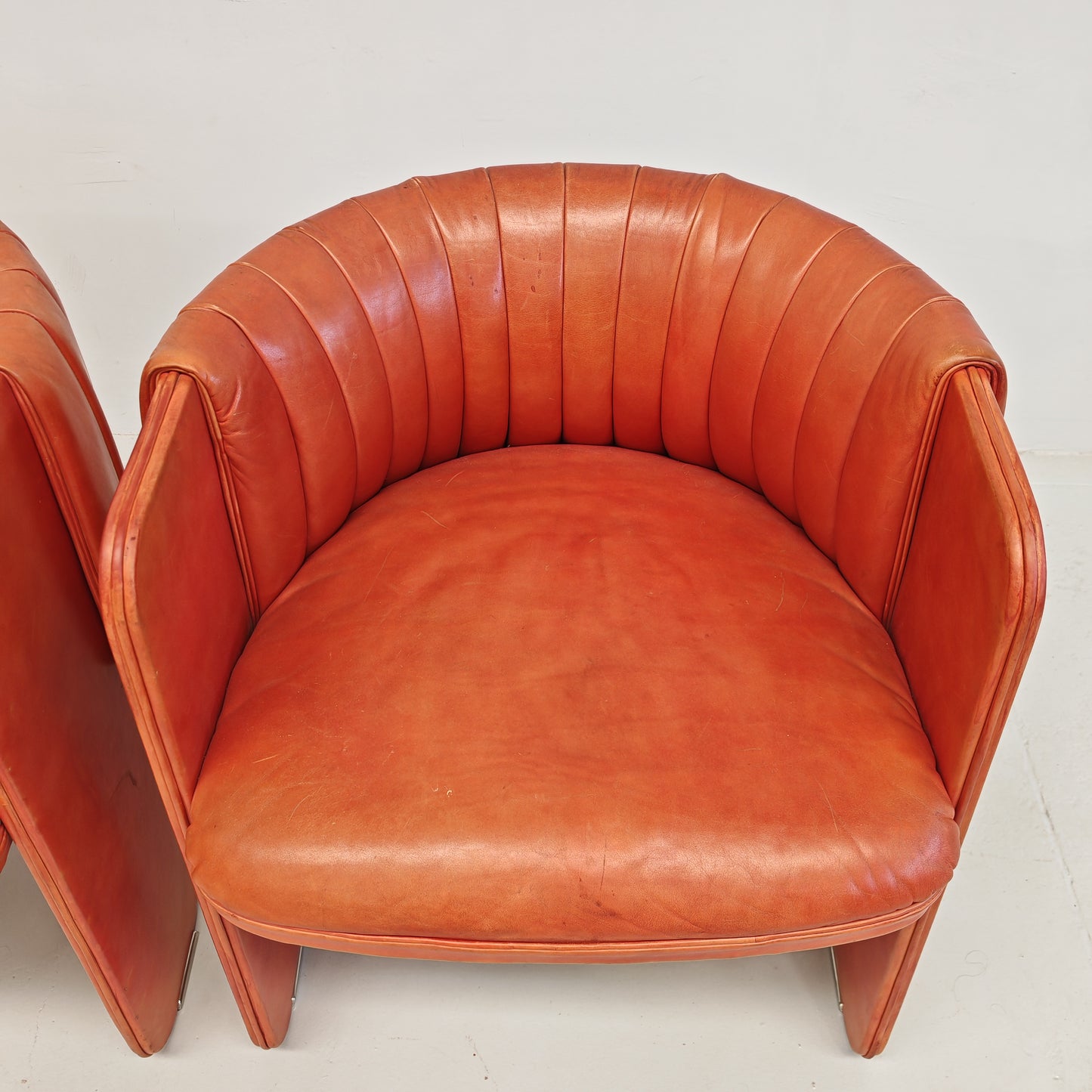 Coppia Poltrone a pozzetto in pelle mod. Dinette, Luigi Massoni per Poltrona Frau anni 70