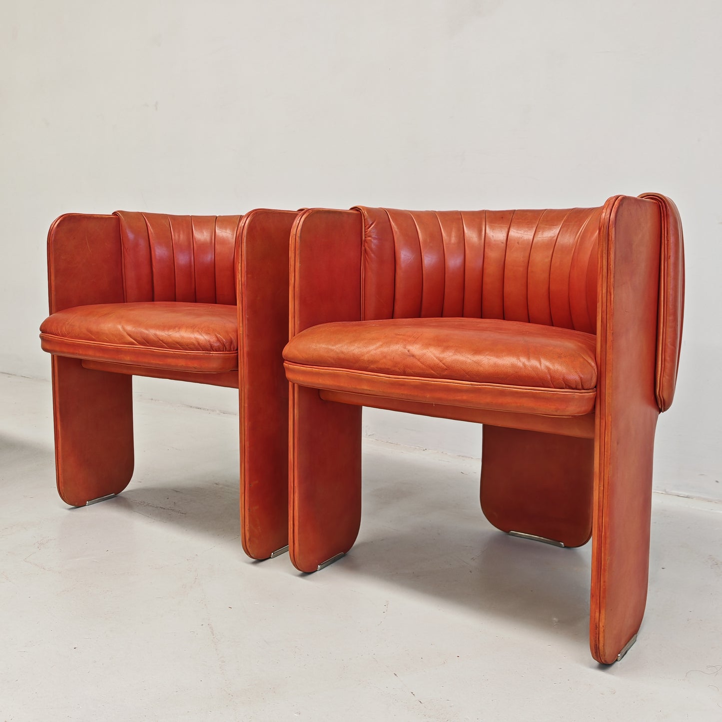 Coppia Poltrone a pozzetto in pelle mod. Dinette, Luigi Massoni per Poltrona Frau anni 70