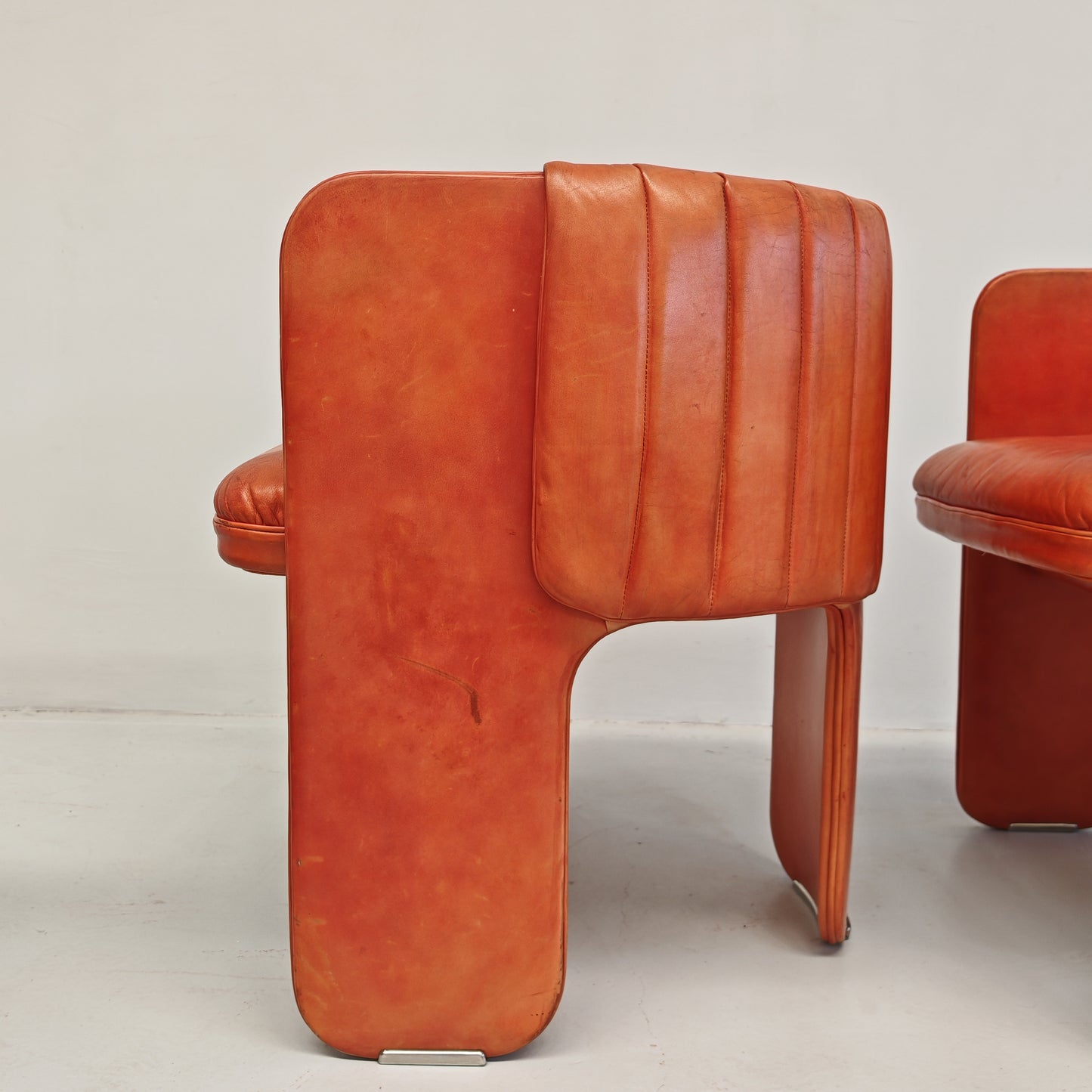 Coppia Poltrone a pozzetto in pelle mod. Dinette, Luigi Massoni per Poltrona Frau anni 70