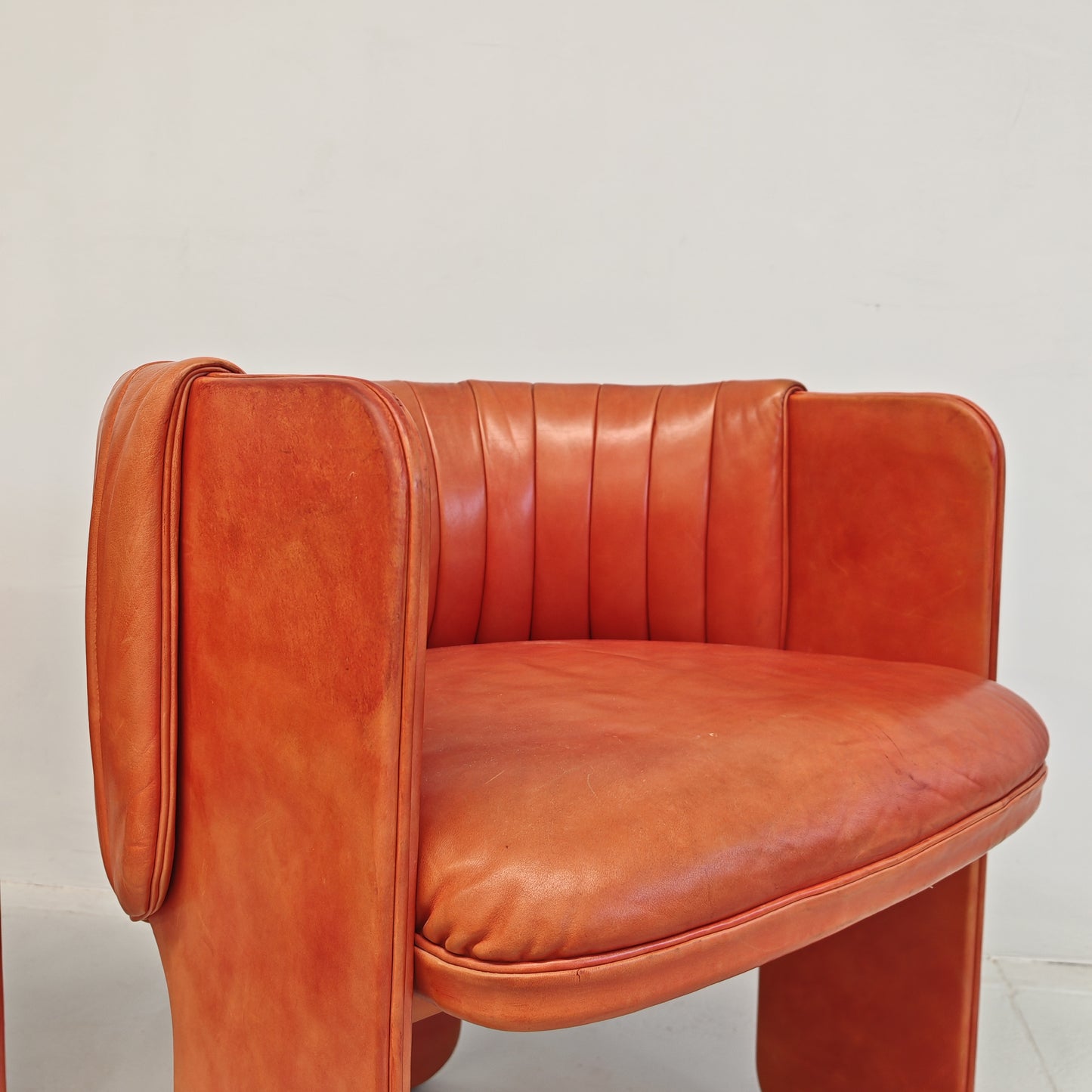 Coppia Poltrone a pozzetto in pelle mod. Dinette, Luigi Massoni per Poltrona Frau anni 70
