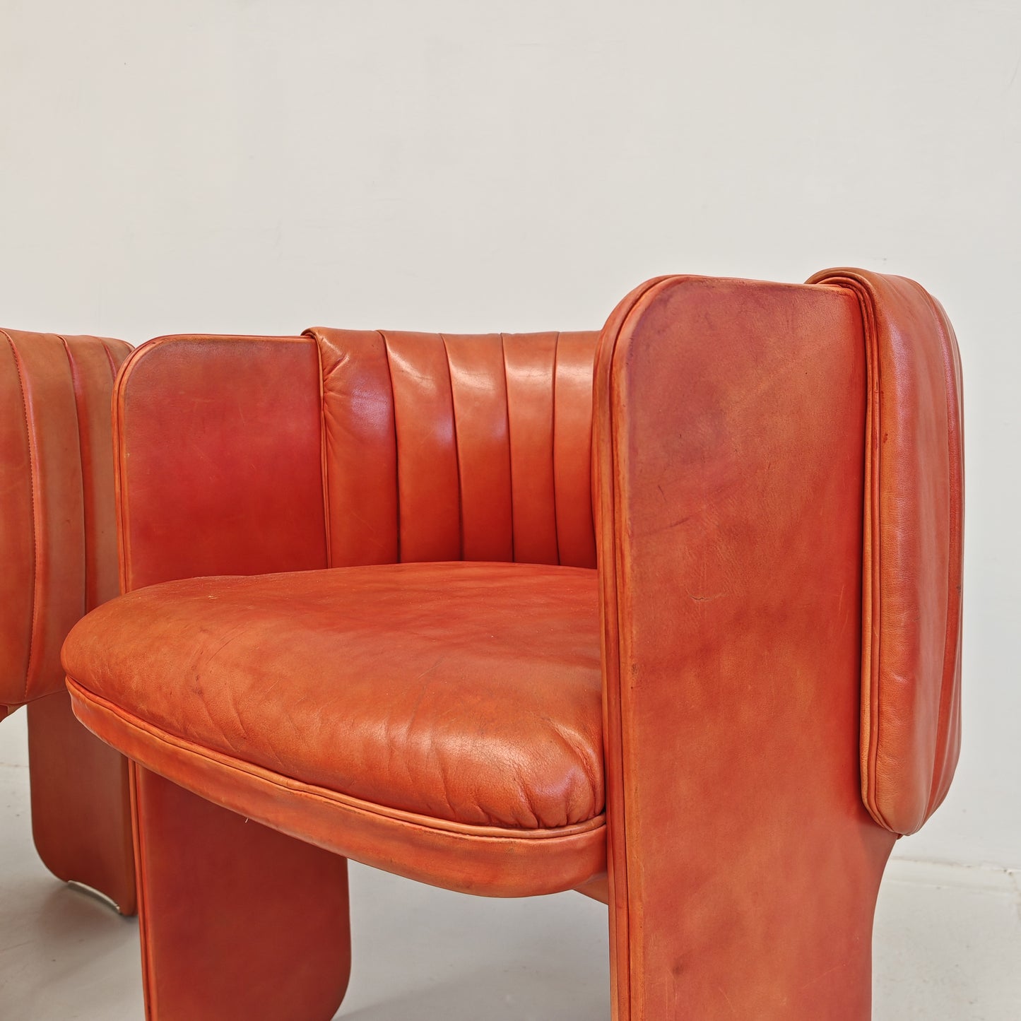 Coppia Poltrone a pozzetto in pelle mod. Dinette, Luigi Massoni per Poltrona Frau anni 70