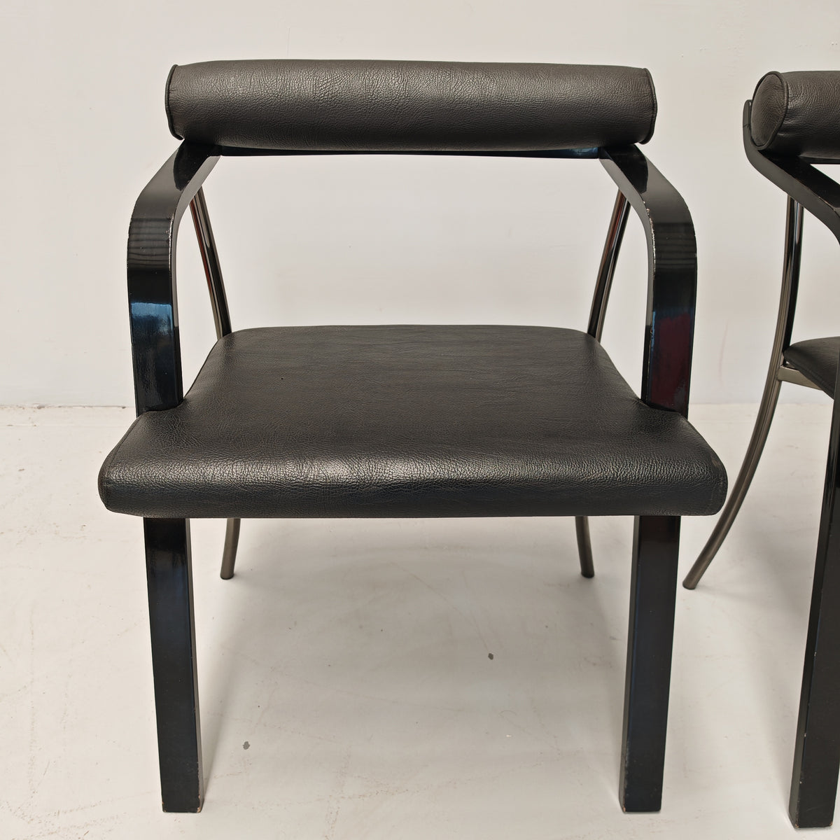 4 chaises fauteuils noires avec accoudoirs, vintage des années 80