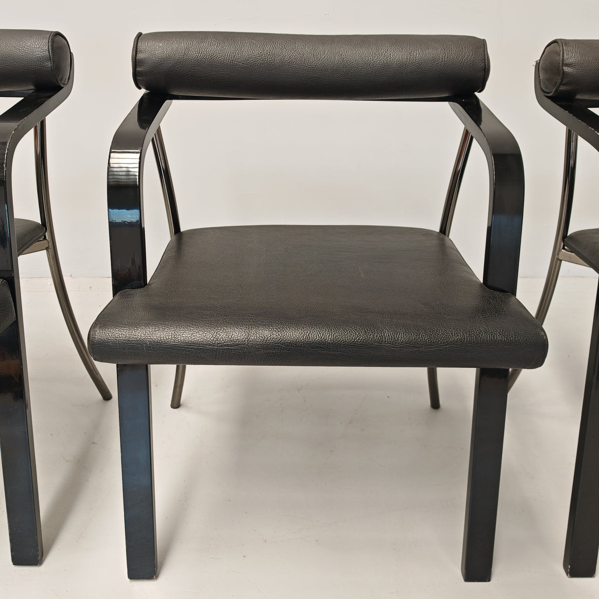 4 chaises fauteuils noires avec accoudoirs, vintage des années 80