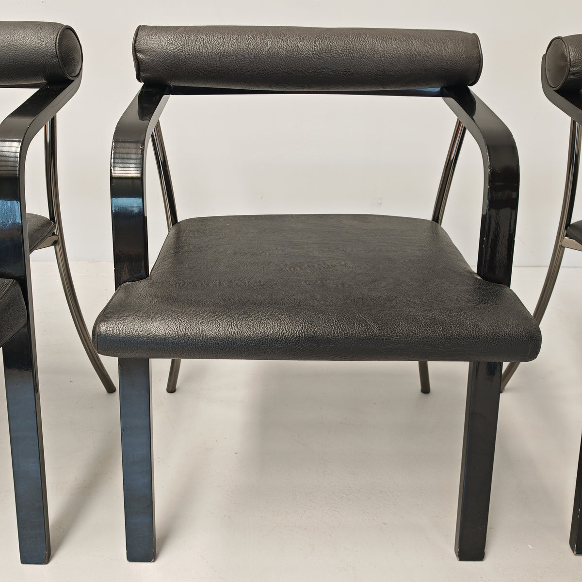 4 chaises fauteuils noires avec accoudoirs, vintage des années 80