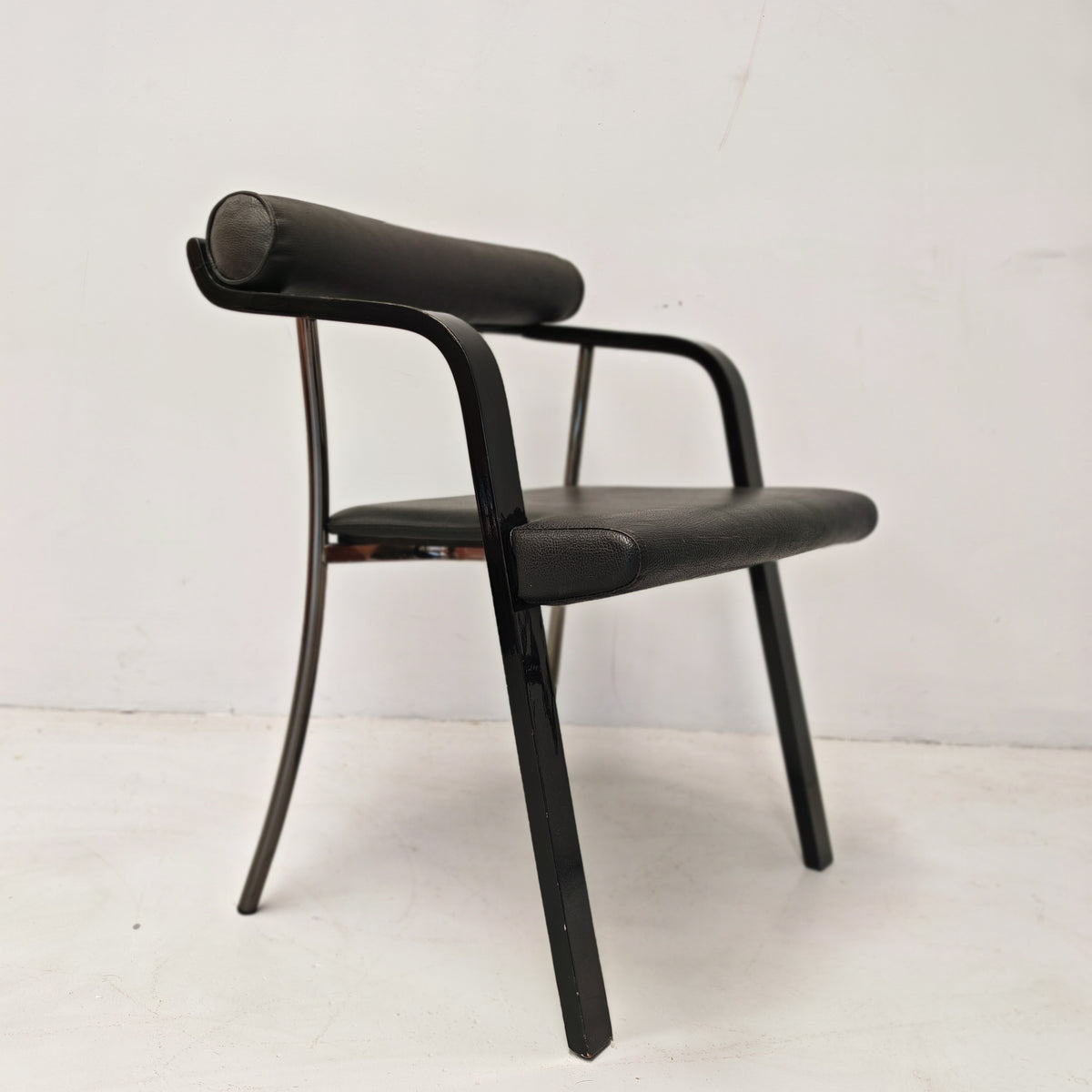 4 chaises fauteuils noires avec accoudoirs, vintage des années 80