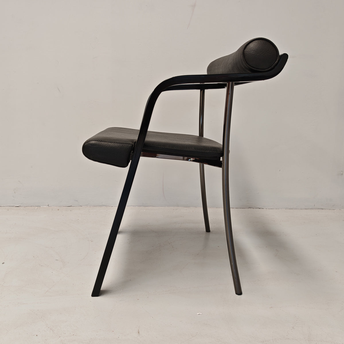 4 chaises fauteuils noires avec accoudoirs, vintage des années 80