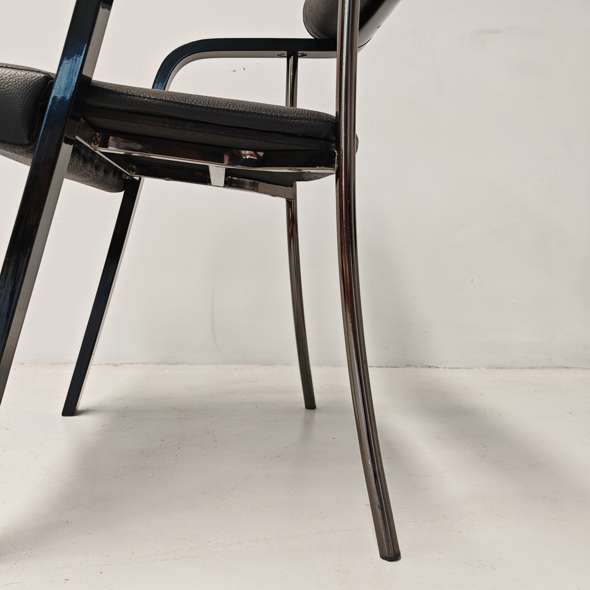 4 chaises fauteuils noires avec accoudoirs, vintage des années 80