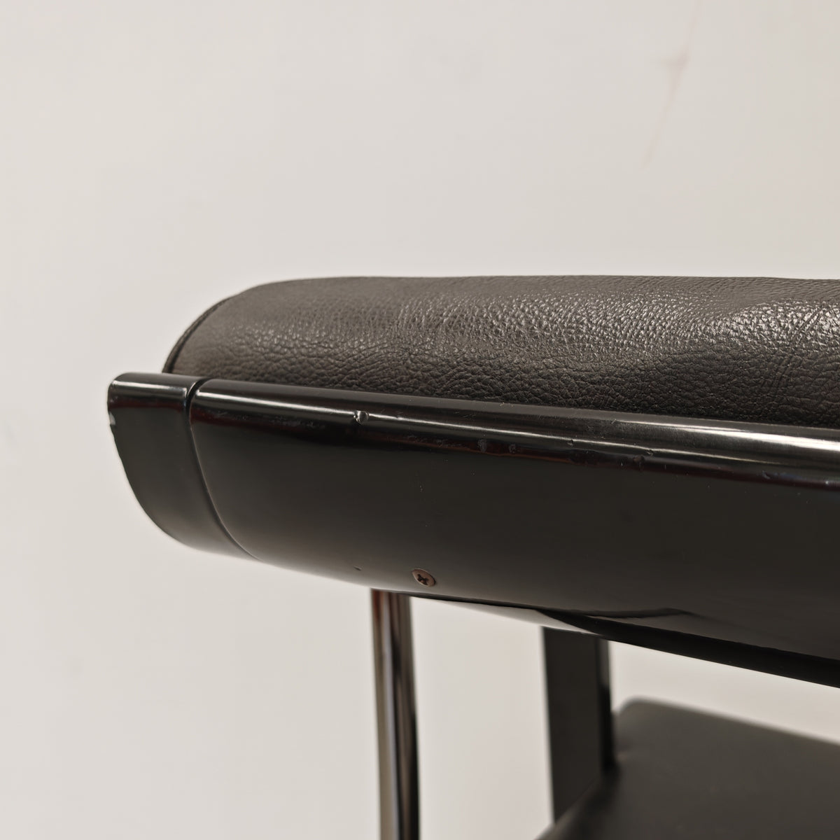 4 chaises fauteuils noires avec accoudoirs, vintage des années 80