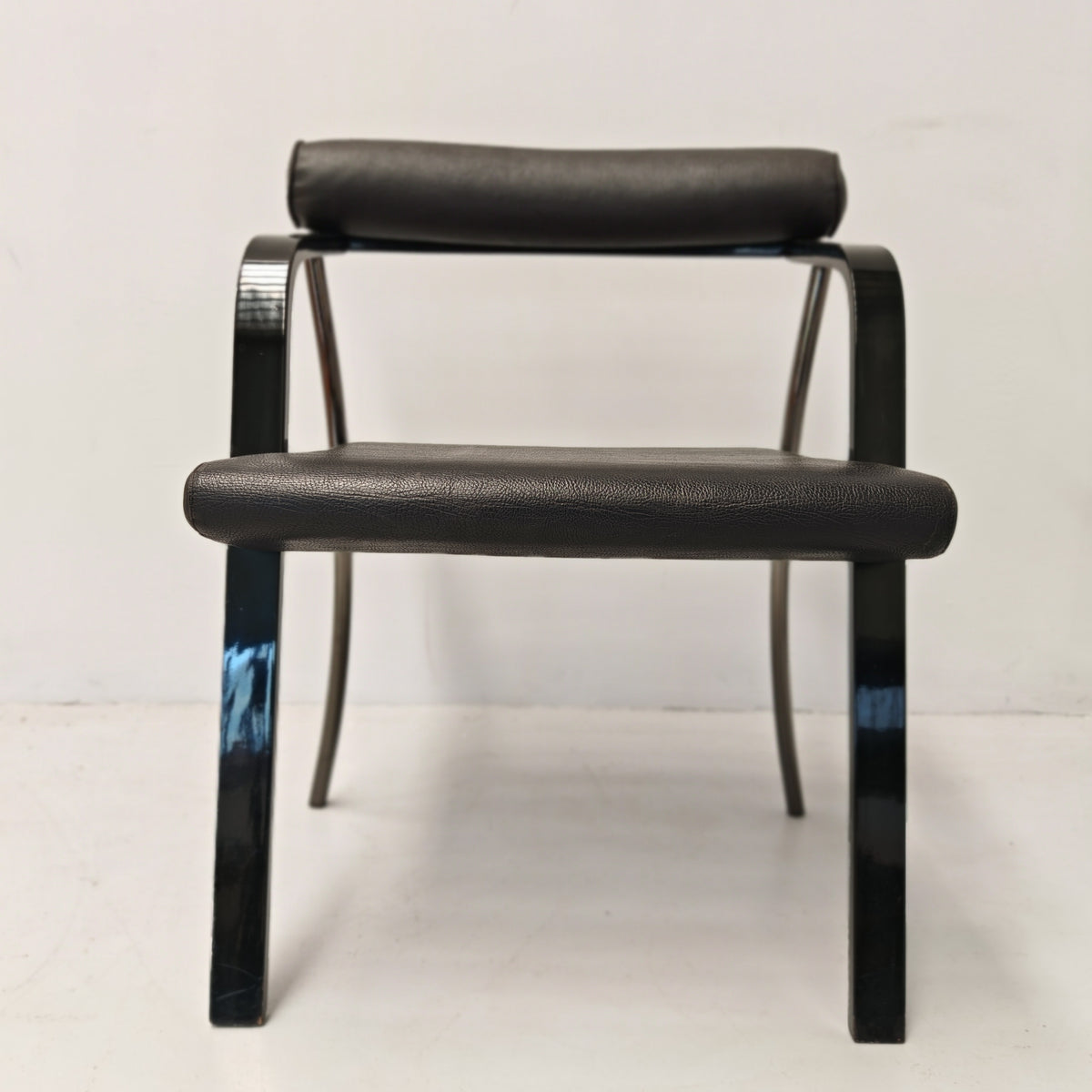 4 chaises fauteuils noires avec accoudoirs, vintage des années 80