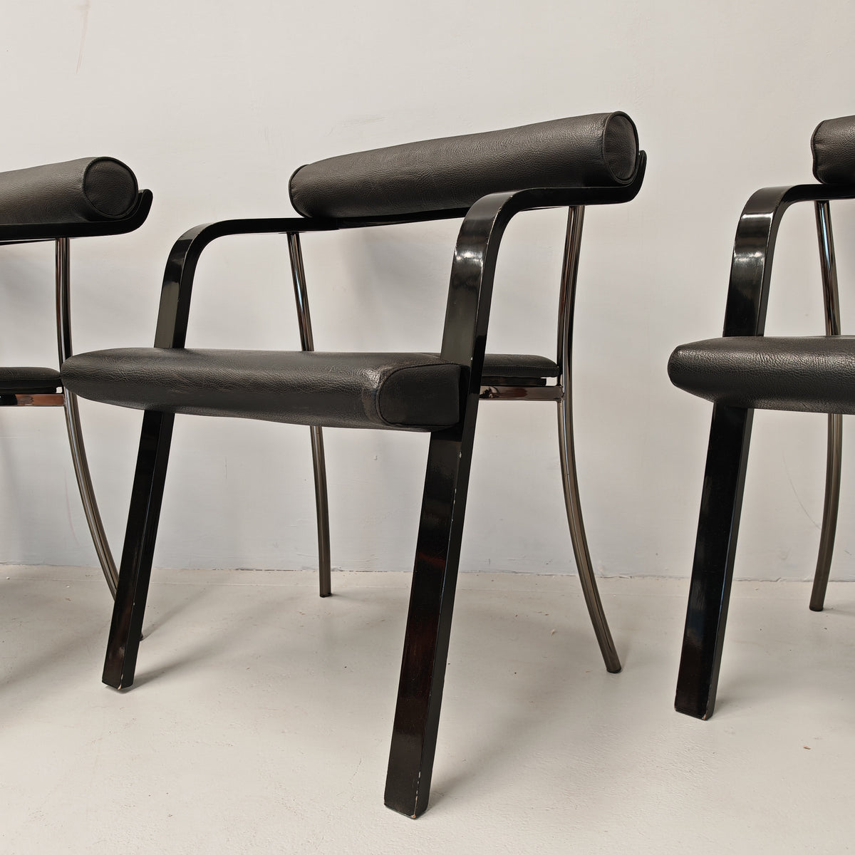 4 chaises fauteuils noires avec accoudoirs, vintage des années 80