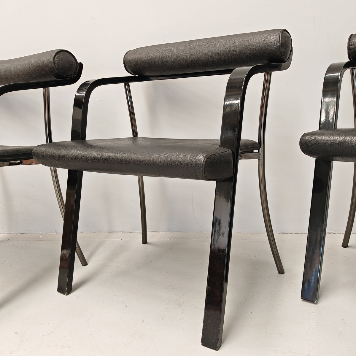 4 chaises fauteuils noires avec accoudoirs, vintage des années 80