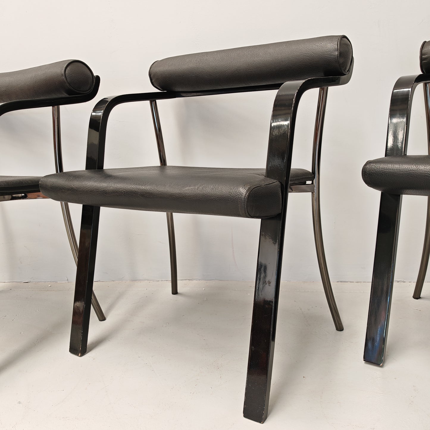 4 Sedie poltroncine nere con braccioli vintage anni 80
