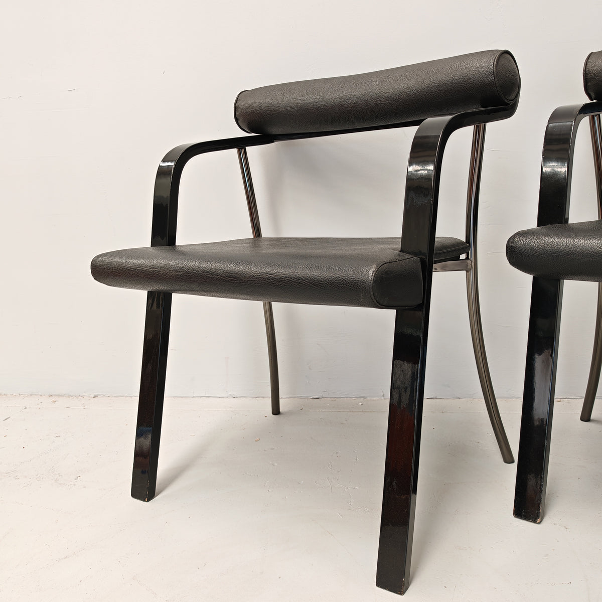 4 chaises fauteuils noires avec accoudoirs, vintage des années 80